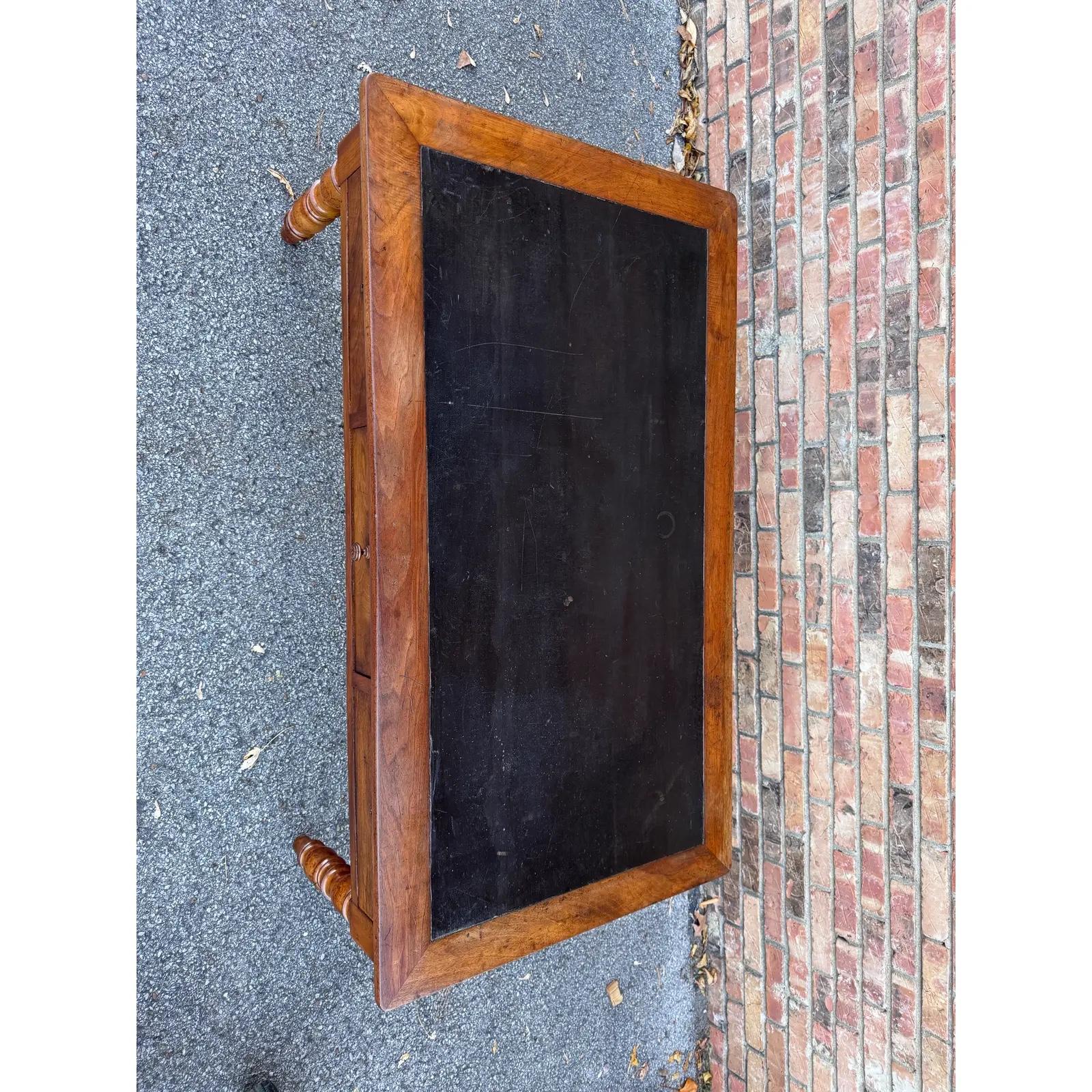 Mesa baja francesa del siglo XIX con tapa de cuero en Bueno estado para la venta en Nashville, TN