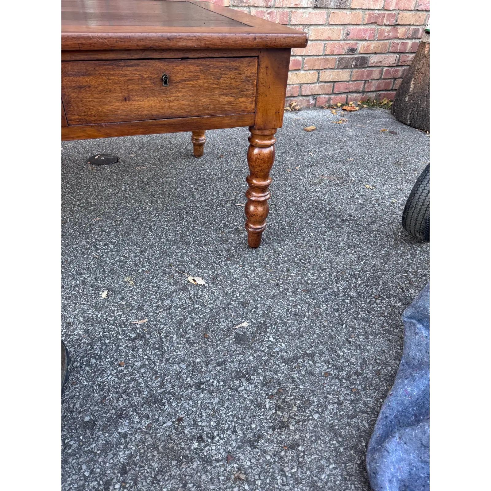 Mesa baja francesa del siglo XIX con tapa de cuero Cuero en venta