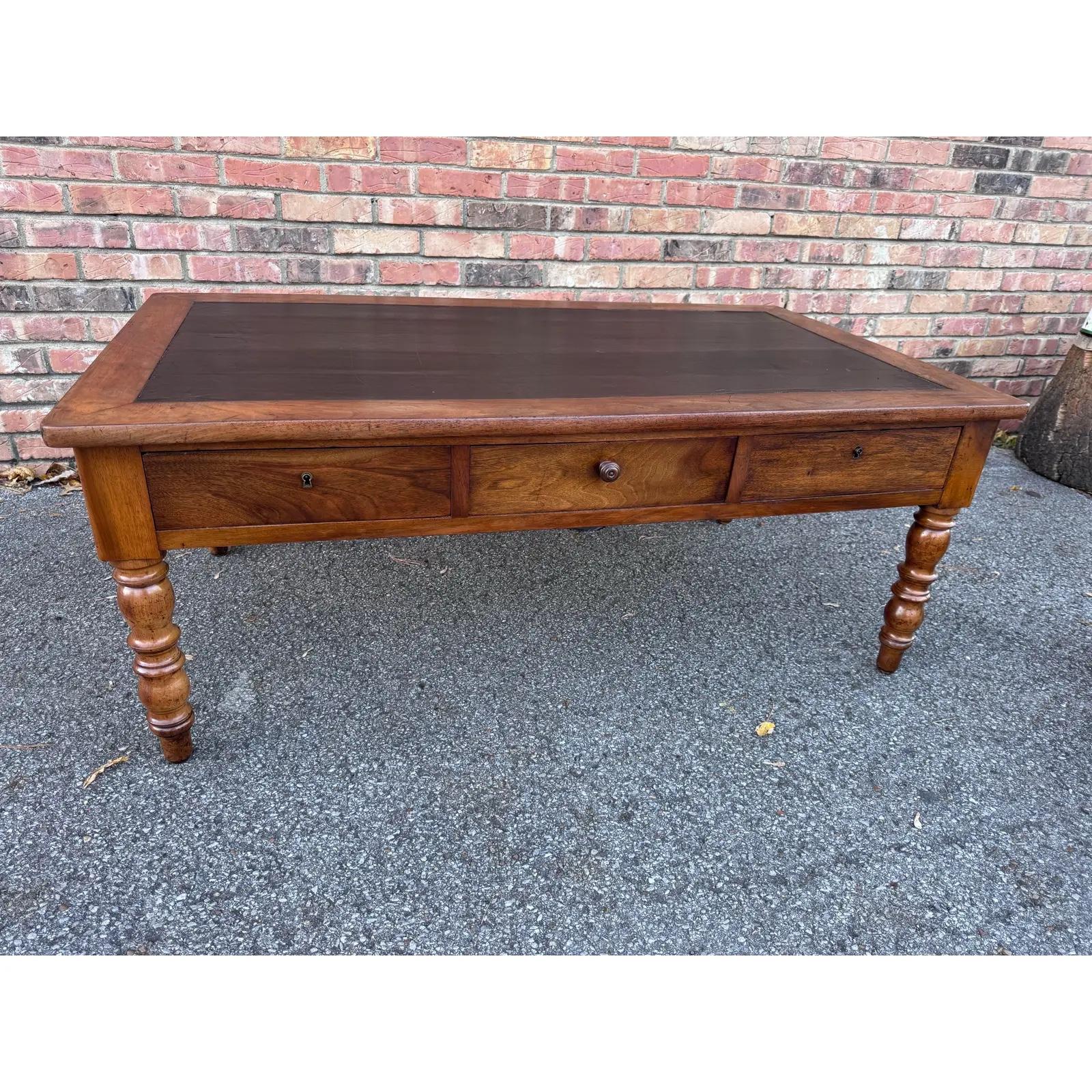 Mesa baja francesa del siglo XIX con tapa de cuero en venta 2