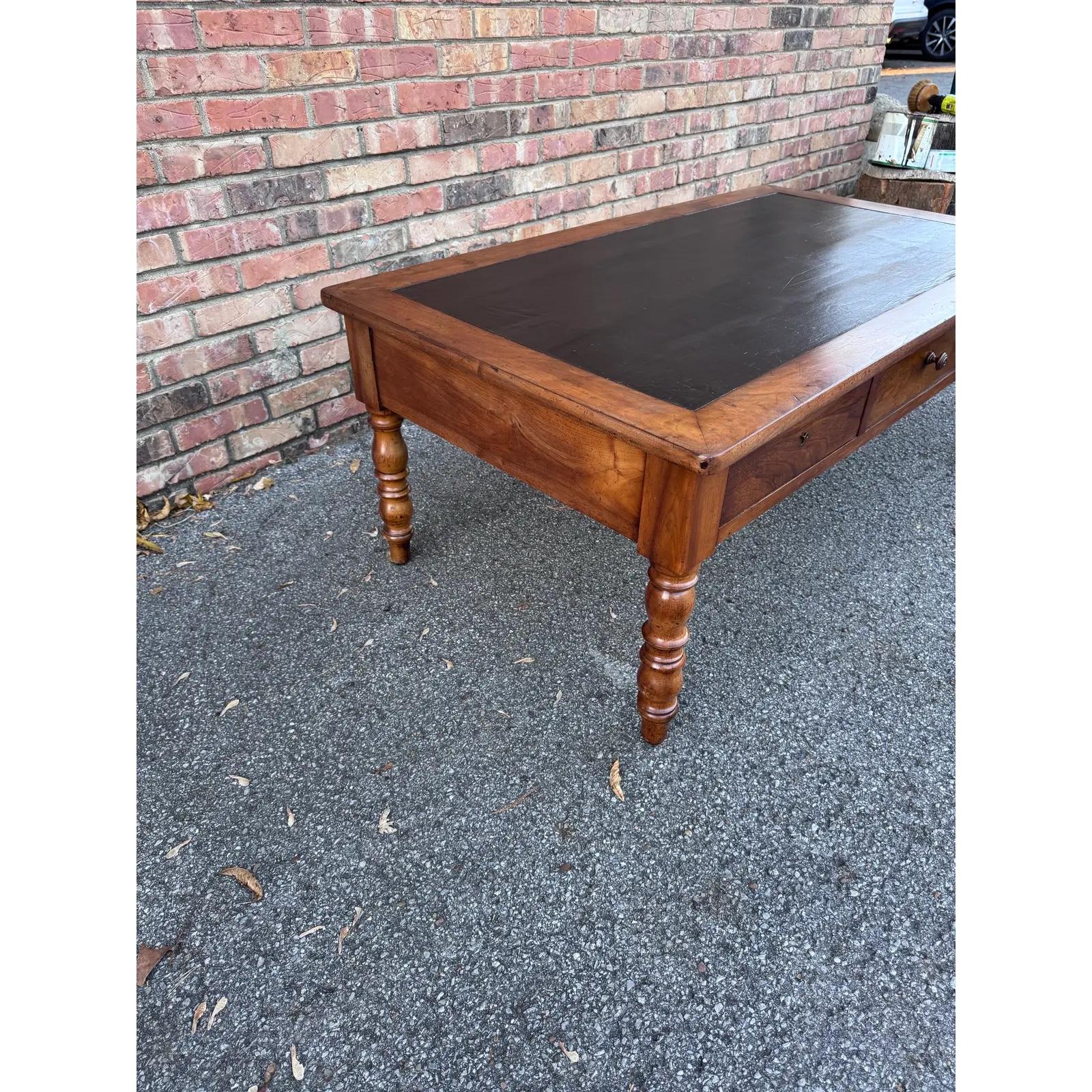 Mesa baja francesa del siglo XIX con tapa de cuero en venta 3