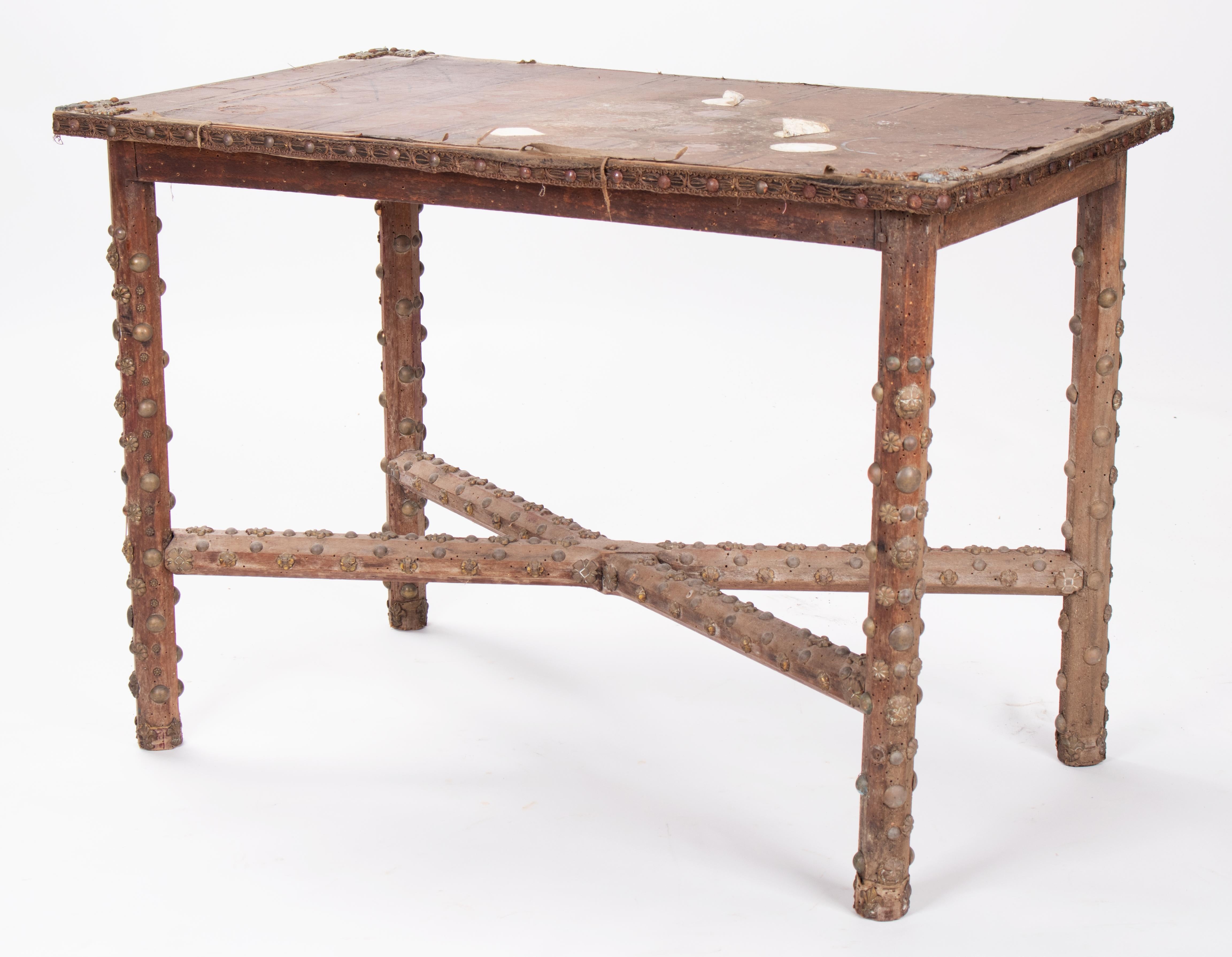 Französischer Holztisch mit Lederplatte und Fleur-de-lis-Nagelkopfbesatz aus dem 19. Jahrhundert im Zustand „Relativ gut“ im Angebot in Marbella, ES