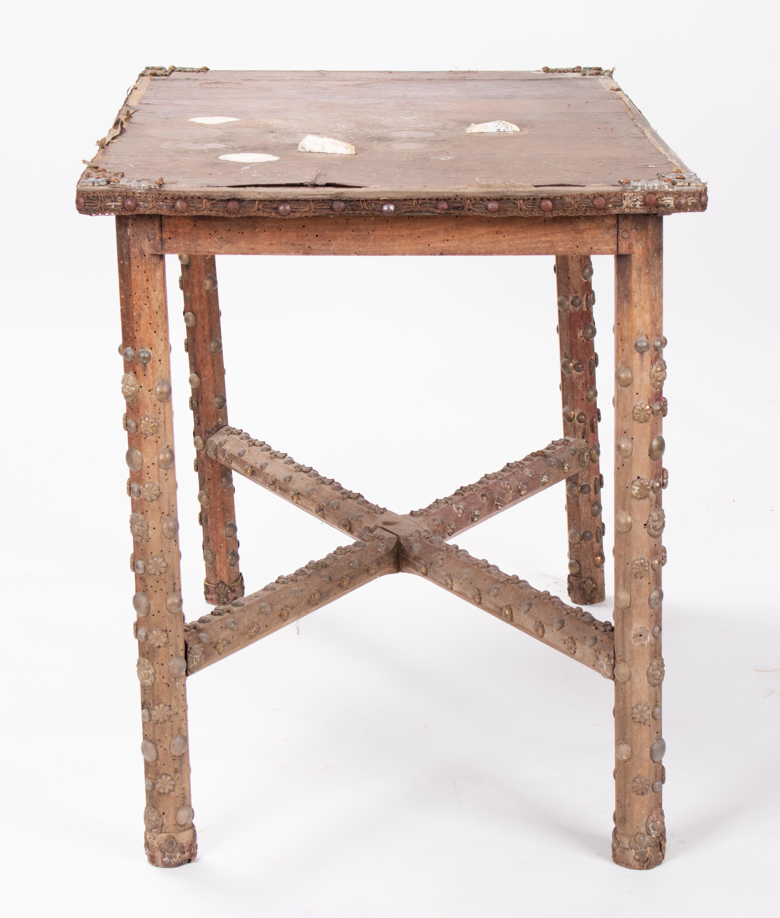 Französischer Holztisch mit Lederplatte und Fleur-de-lis-Nagelkopfbesatz aus dem 19. Jahrhundert im Angebot 1