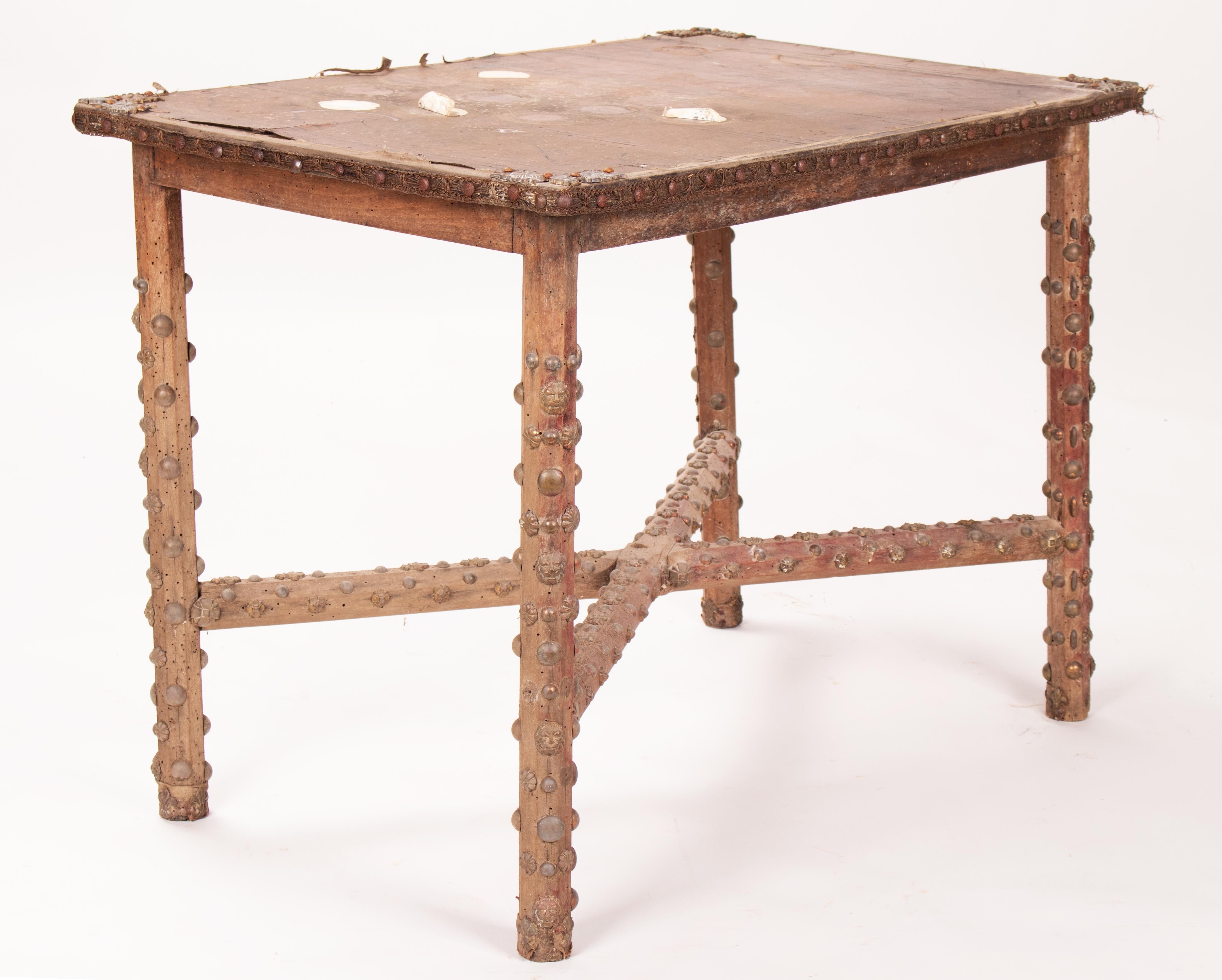 Französischer Holztisch mit Lederplatte und Fleur-de-lis-Nagelkopfbesatz aus dem 19. Jahrhundert im Angebot 2