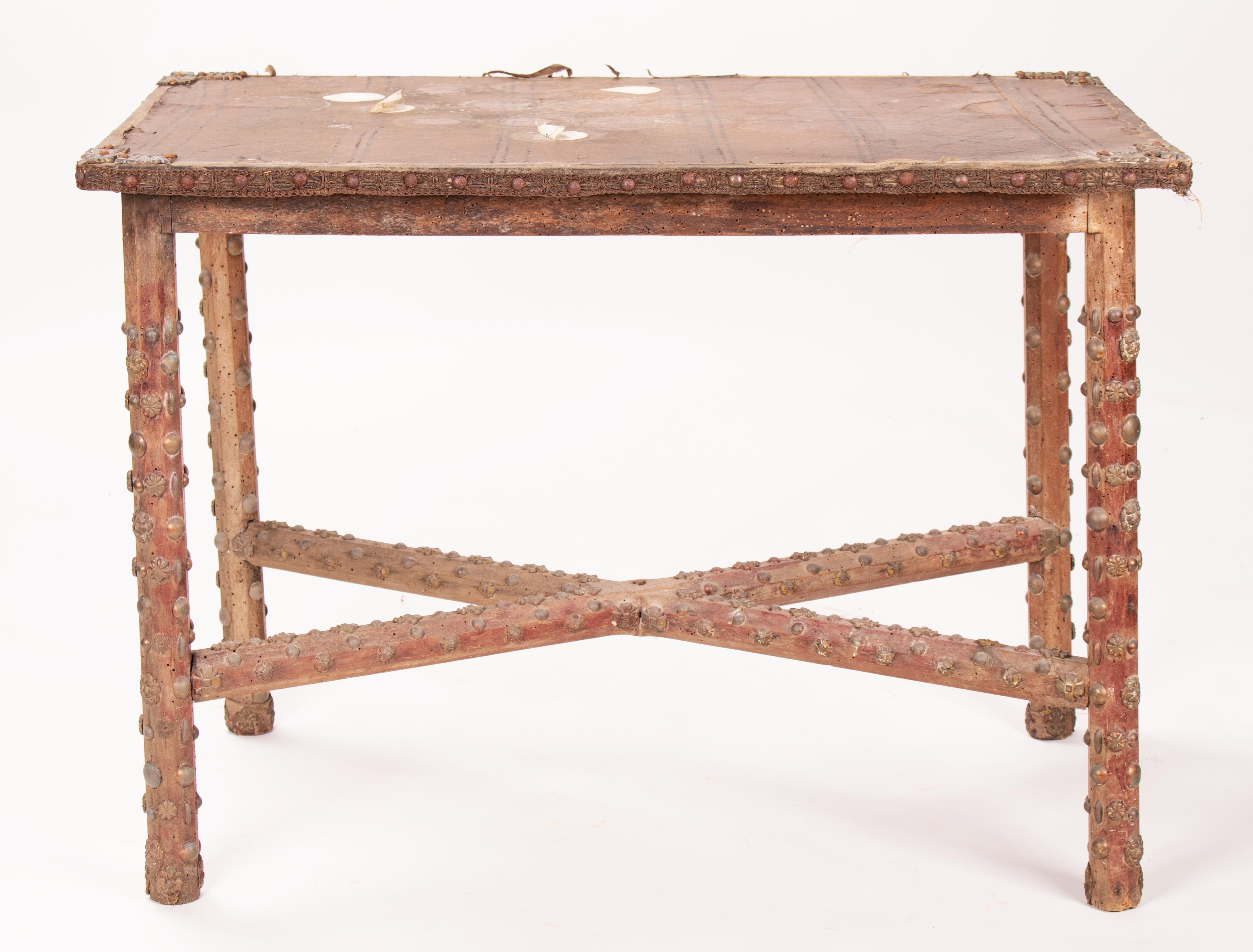 Französischer Holztisch mit Lederplatte und Fleur-de-lis-Nagelkopfbesatz aus dem 19. Jahrhundert im Angebot 3