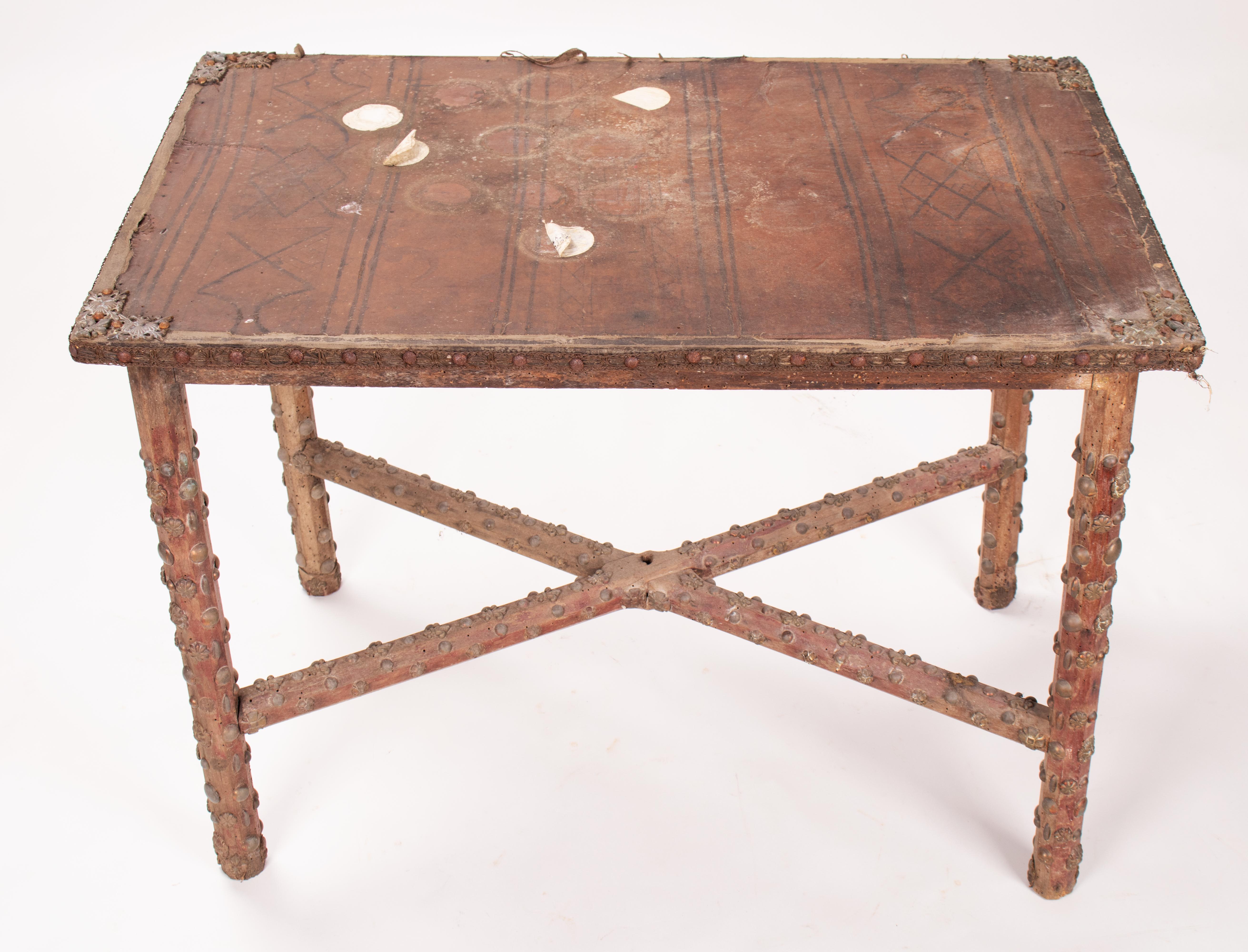Französischer Holztisch mit Lederplatte und Fleur-de-lis-Nagelkopfbesatz aus dem 19. Jahrhundert im Angebot 4