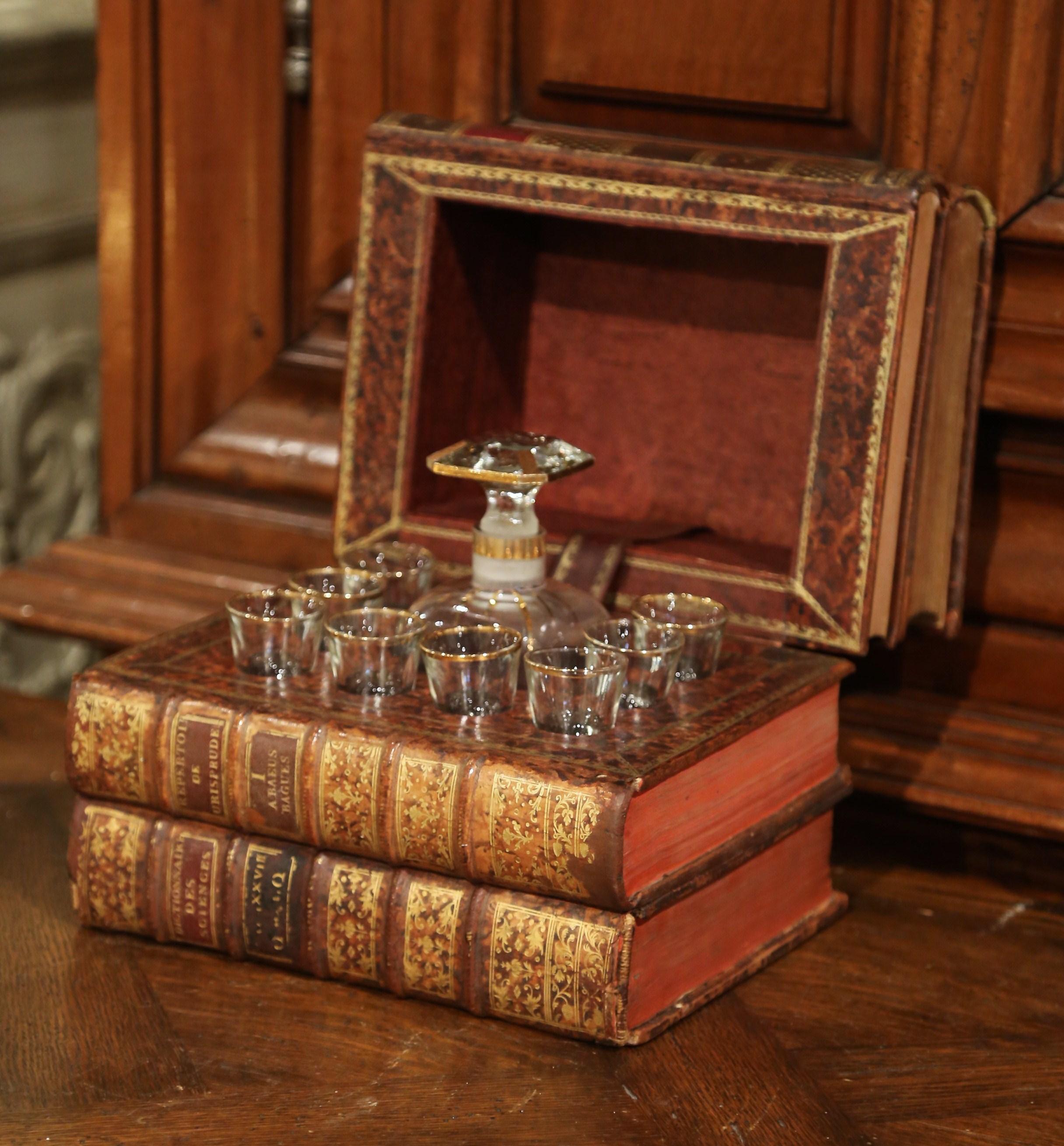 boîte à liqueur française du 19e siècle:: reliée en cuir:: avec 8 verres à liqueur et carafe 1
