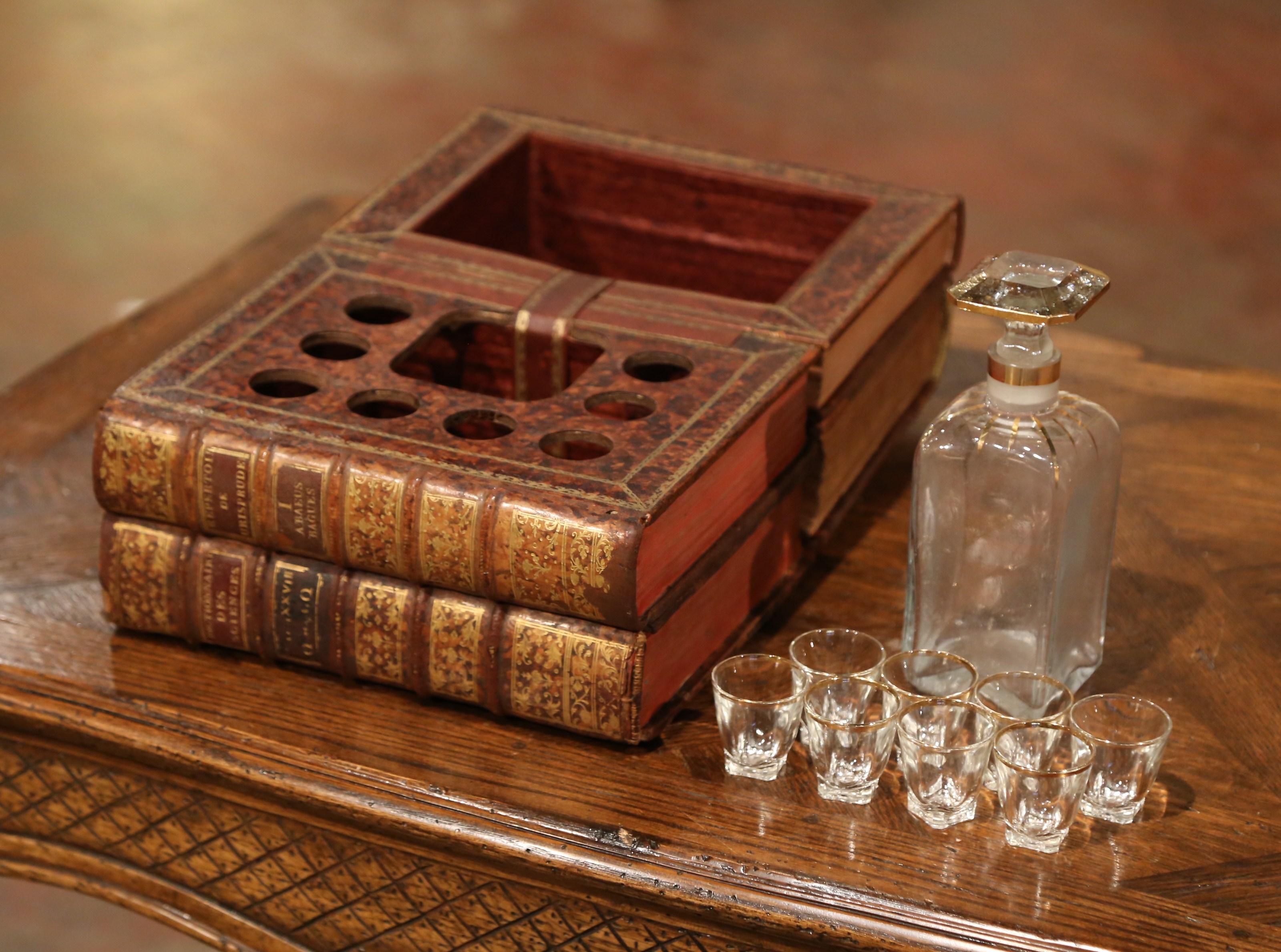 boîte à liqueur française du 19e siècle:: reliée en cuir:: avec 8 verres à liqueur et carafe 2