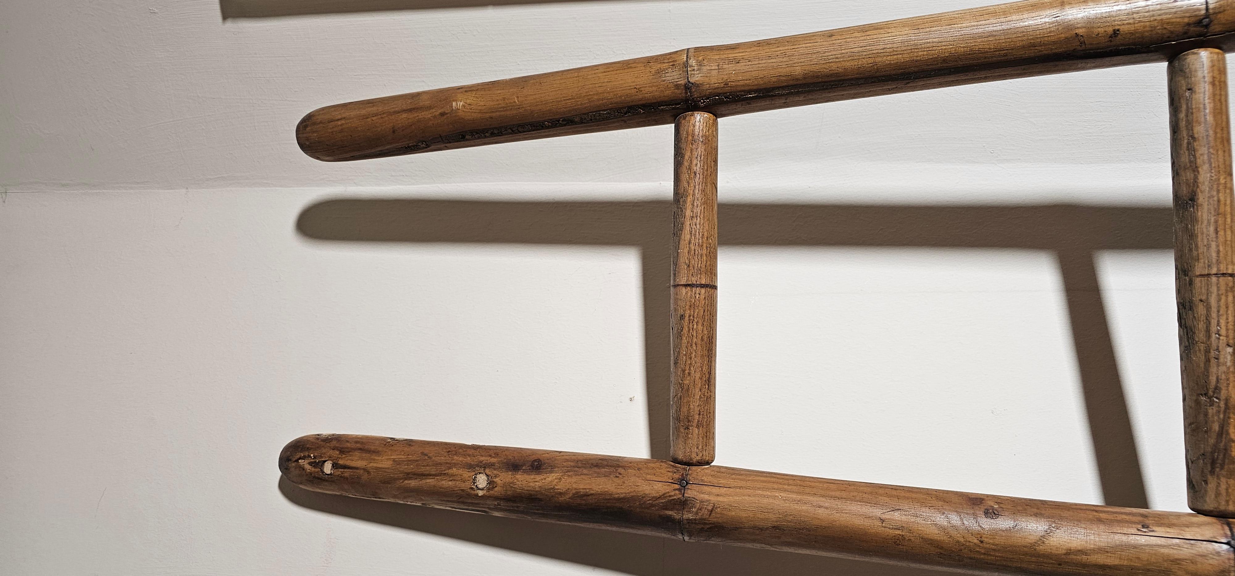 Sculpté à la main 19th century French Library ladder en vente