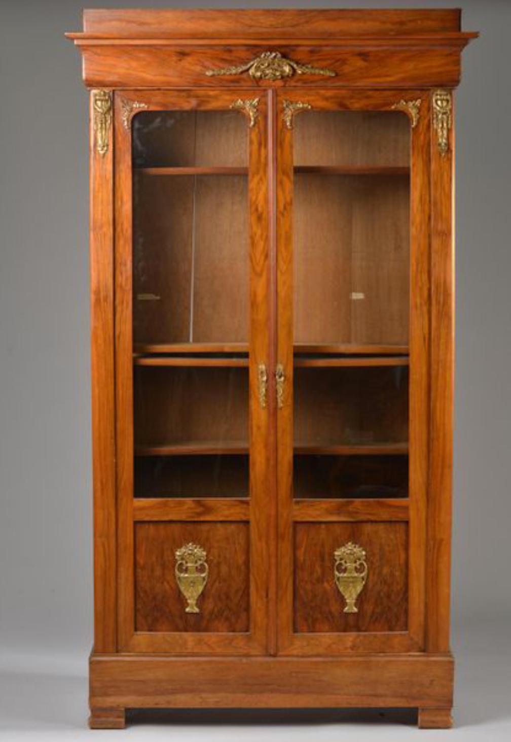 Exquisite French library vitrine in mahogany with two large front doors with original glass and elegant bronze ornamentation. There are five adjustable shelves inside.
Very good condition and optimal size.
France, circa 1860.