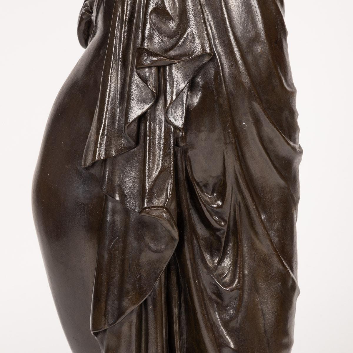 Bronzi francesi del XIX secolo a grandezza naturale che tengono in mano delle cornucopie con testa di cane, 1870 ca. in vendita 3