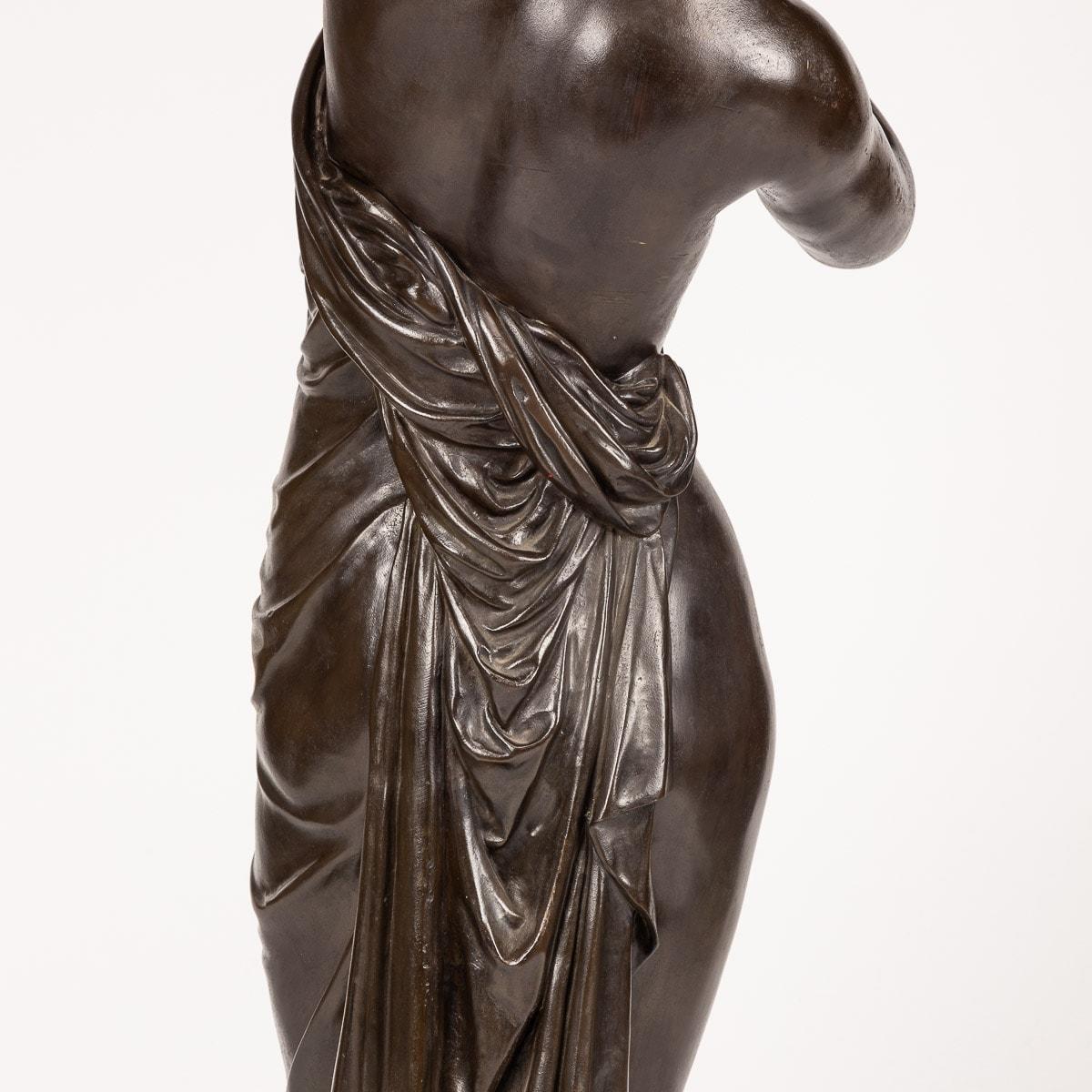 Bronzi francesi del XIX secolo a grandezza naturale che tengono in mano delle cornucopie con testa di cane, 1870 ca. in vendita 6