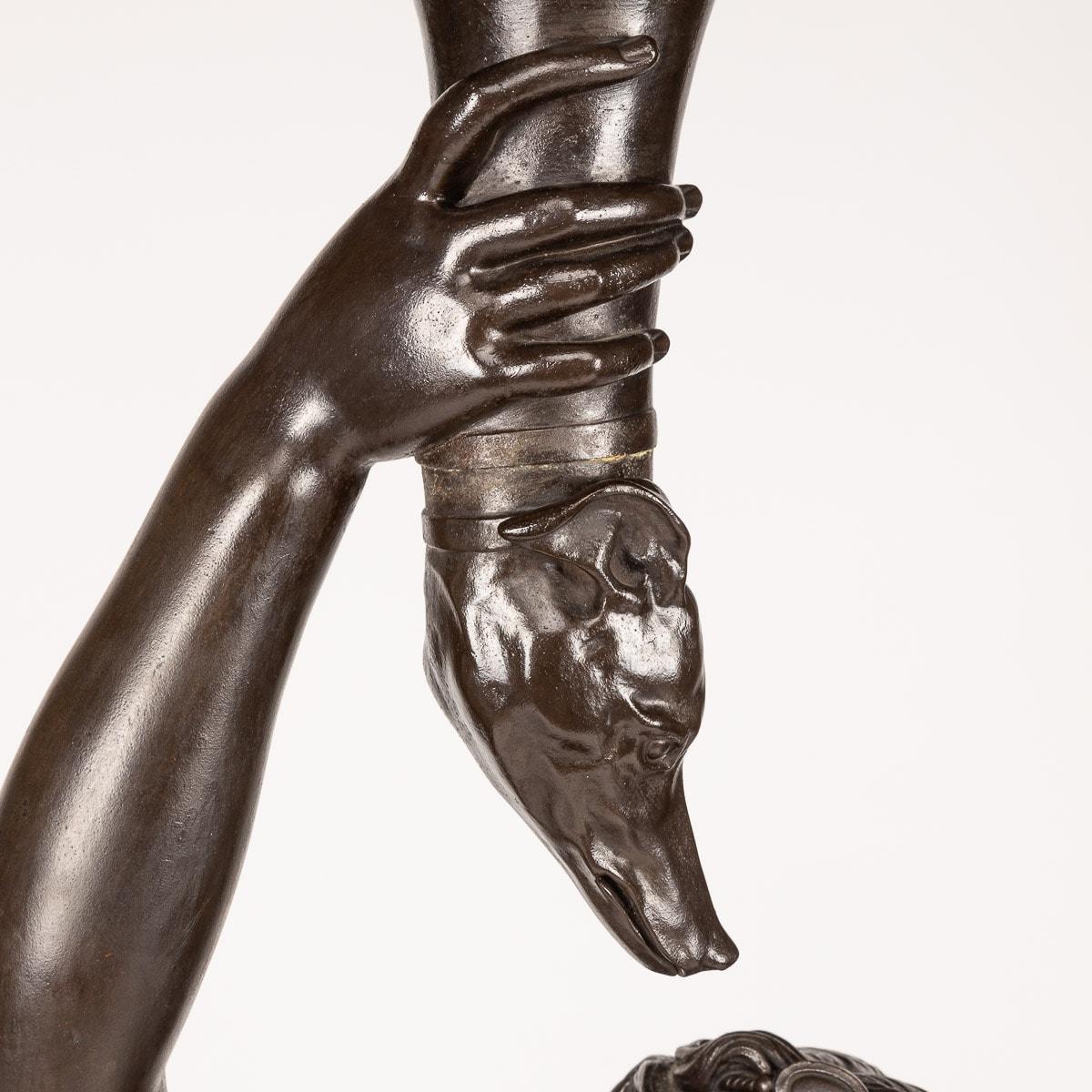 Bronzi francesi del XIX secolo a grandezza naturale che tengono in mano delle cornucopie con testa di cane, 1870 ca. in vendita 7