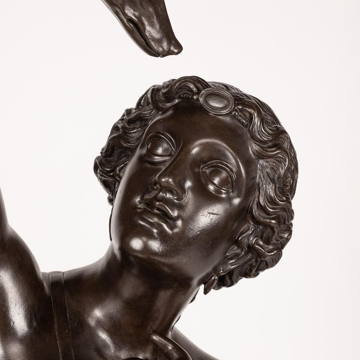 Bronzi francesi del XIX secolo a grandezza naturale che tengono in mano delle cornucopie con testa di cane, 1870 ca. in vendita 8