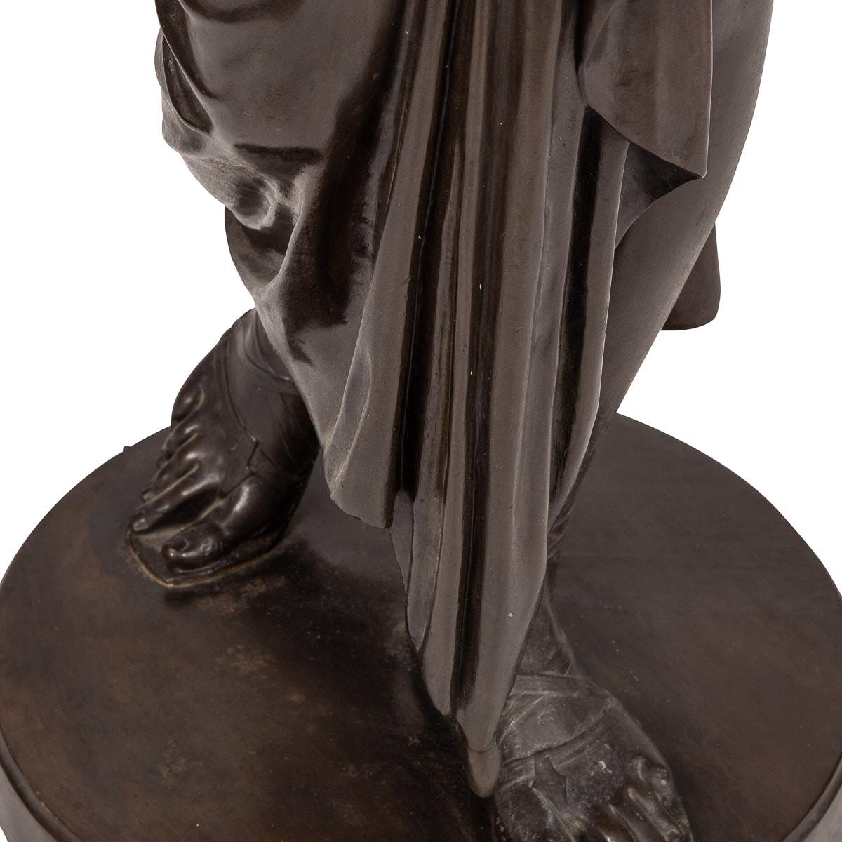 Bronzi francesi del XIX secolo a grandezza naturale che tengono in mano delle cornucopie con testa di cane, 1870 ca. in vendita 11