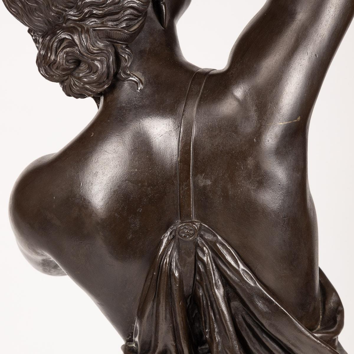 Bronzi francesi del XIX secolo a grandezza naturale che tengono in mano delle cornucopie con testa di cane, 1870 ca. in vendita 12