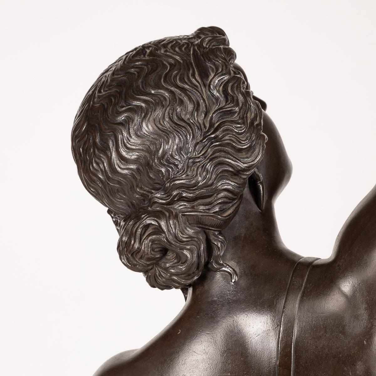 Bronzi francesi del XIX secolo a grandezza naturale che tengono in mano delle cornucopie con testa di cane, 1870 ca. in vendita 13