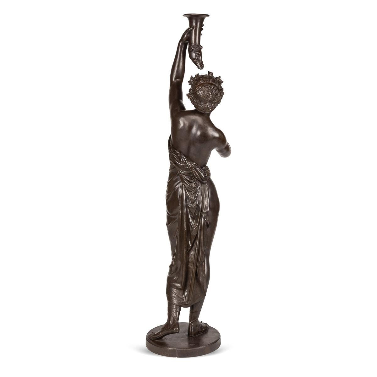 Altro Bronzi francesi del XIX secolo a grandezza naturale che tengono in mano delle cornucopie con testa di cane, 1870 ca. in vendita
