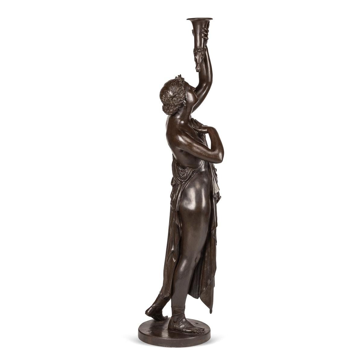 Francese Bronzi francesi del XIX secolo a grandezza naturale che tengono in mano delle cornucopie con testa di cane, 1870 ca. in vendita