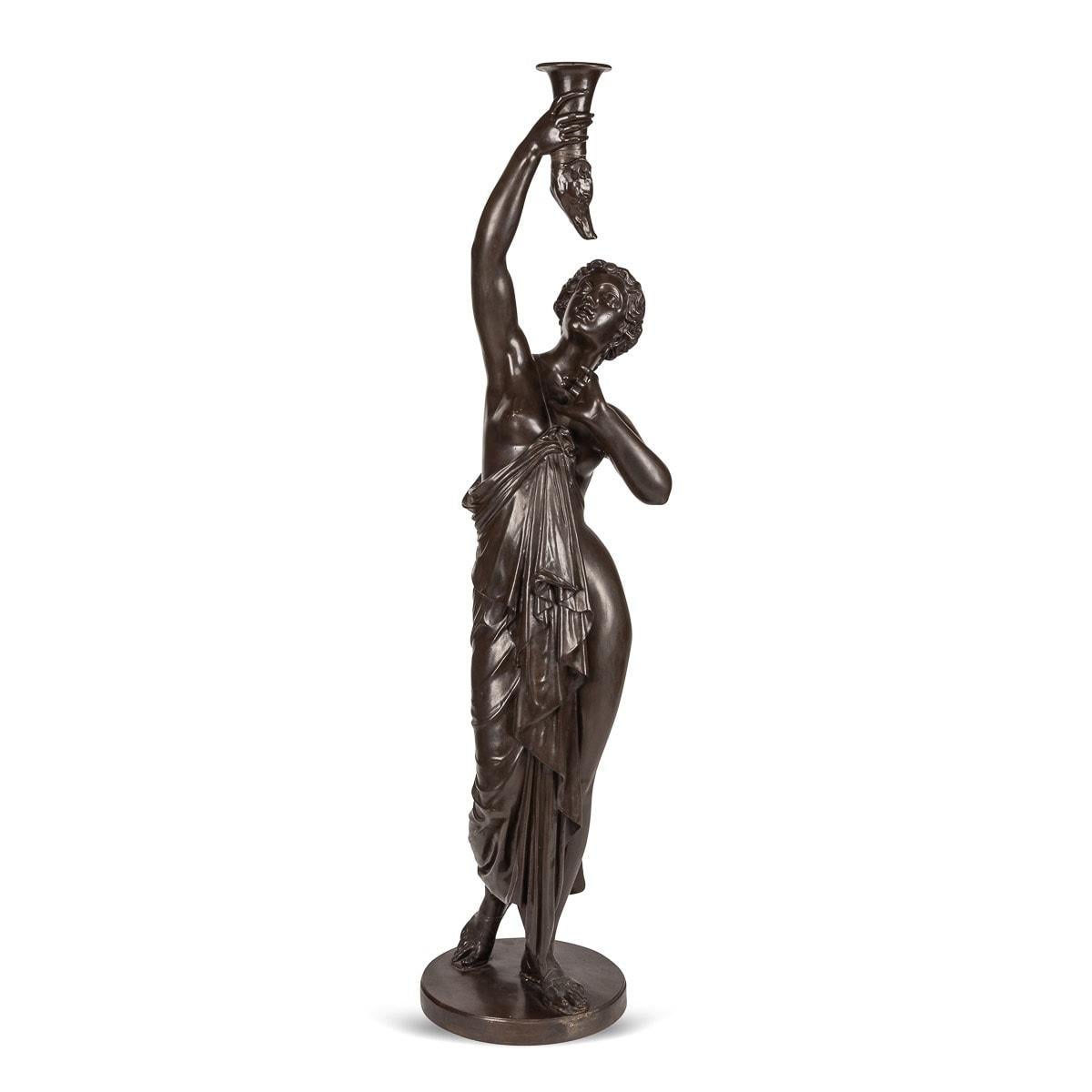 Bronzi francesi del XIX secolo a grandezza naturale che tengono in mano delle cornucopie con testa di cane, 1870 ca. In condizioni buone in vendita a Royal Tunbridge Wells, Kent
