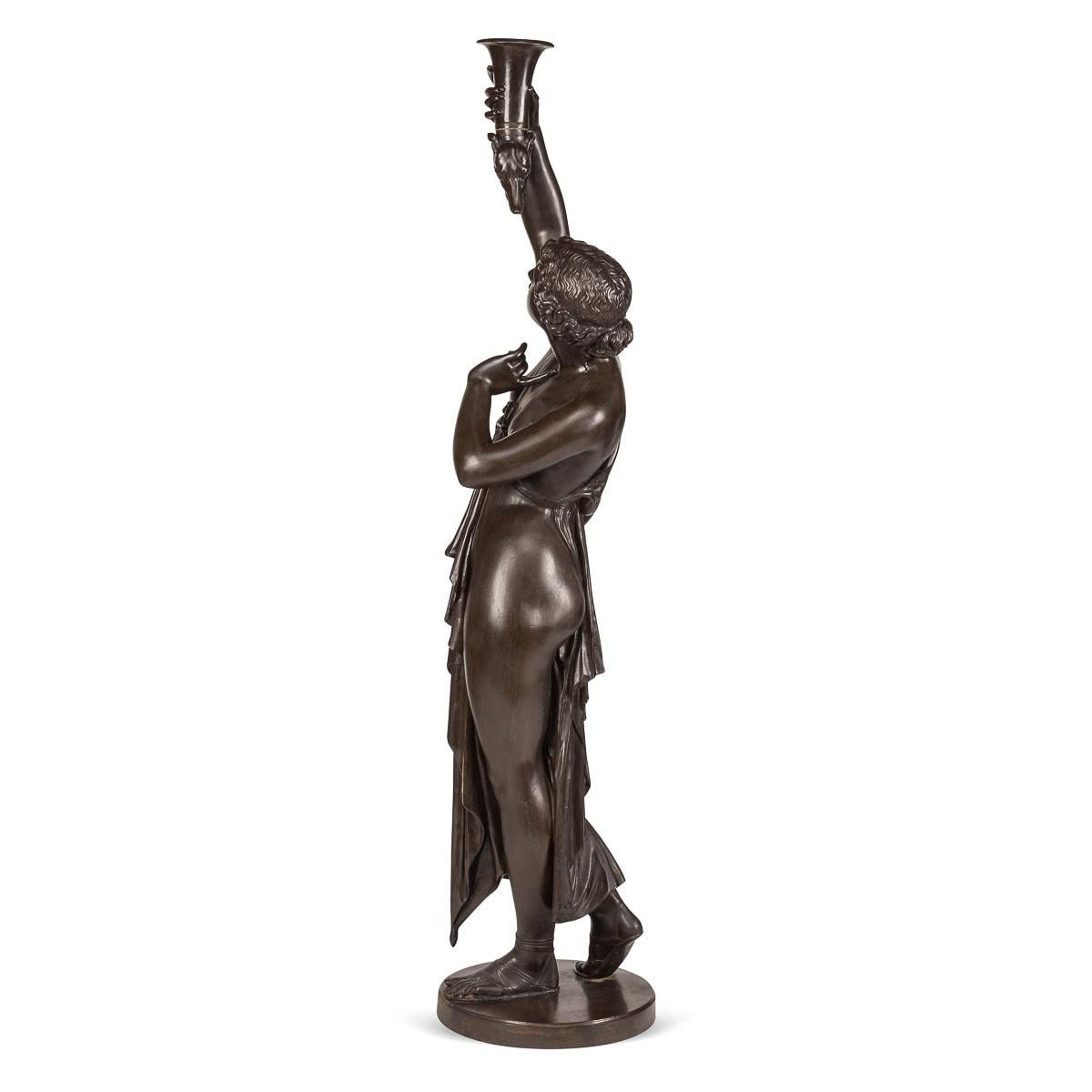 Fine XIX secolo Bronzi francesi del XIX secolo a grandezza naturale che tengono in mano delle cornucopie con testa di cane, 1870 ca. in vendita