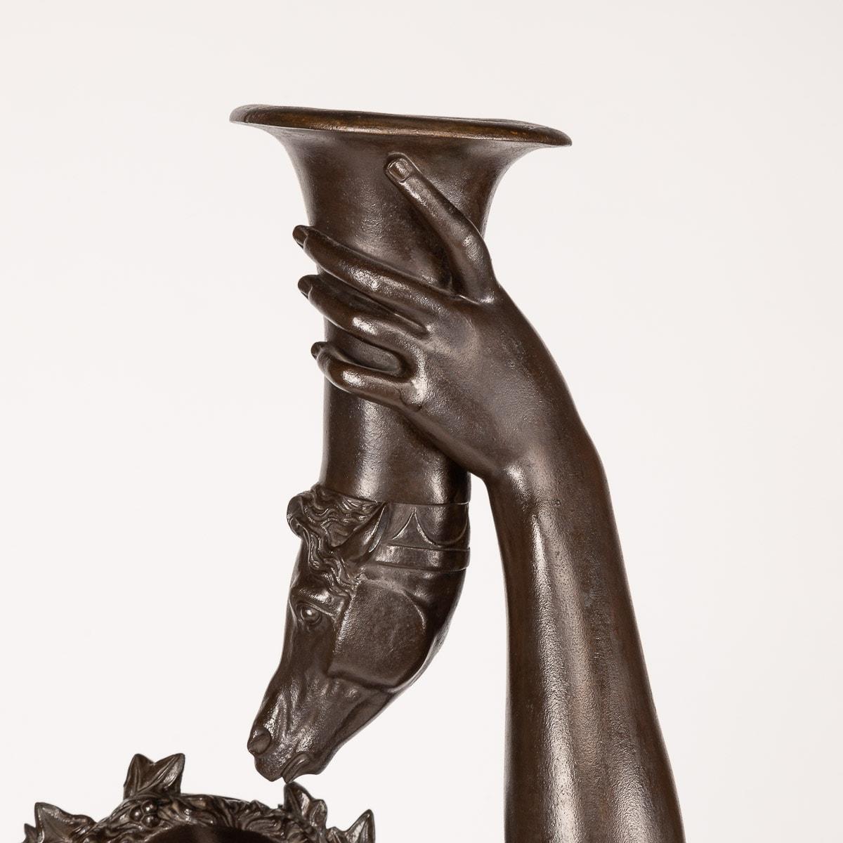 Bronzo Bronzi francesi del XIX secolo a grandezza naturale che tengono in mano delle cornucopie con testa di cane, 1870 ca. in vendita