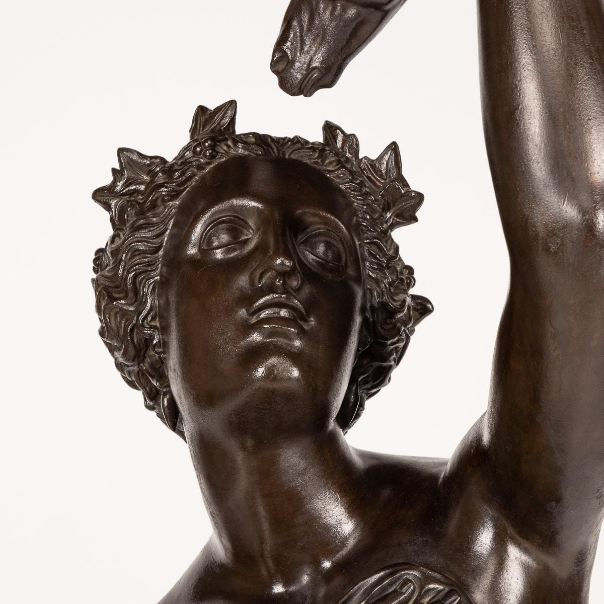 Bronzi francesi del XIX secolo a grandezza naturale che tengono in mano delle cornucopie con testa di cane, 1870 ca. in vendita 1
