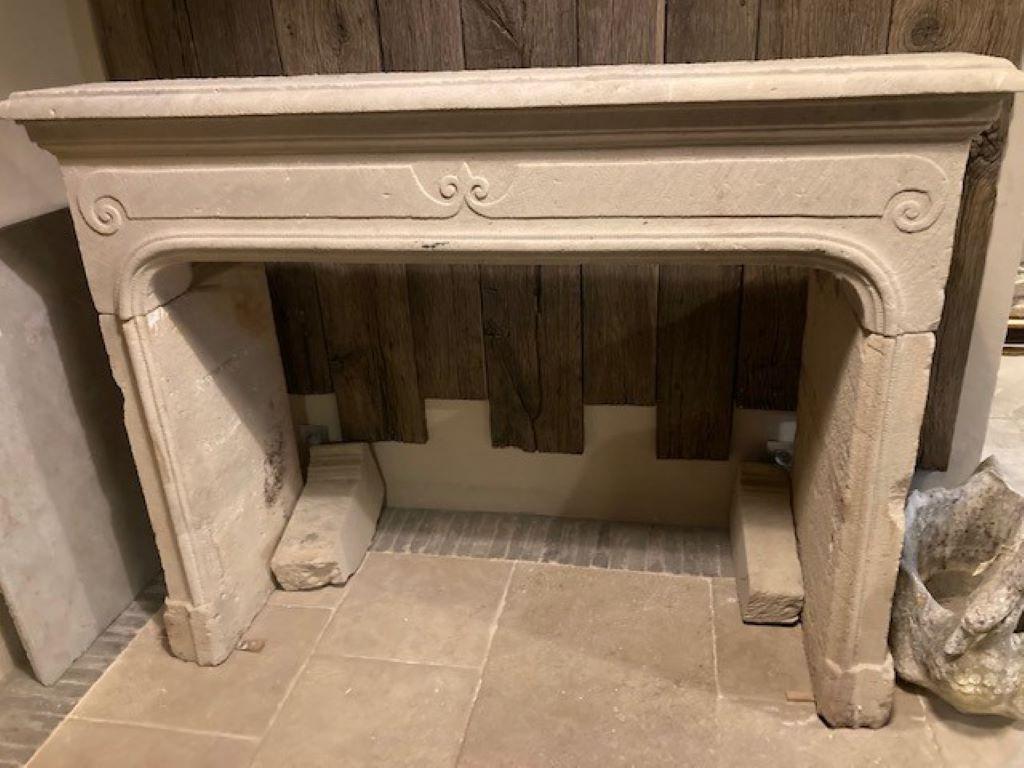 Beautiful fireplace mantel, made in French limestone and dating from the 19th century.
Inside dimensions : 127cm wide and 94cm high