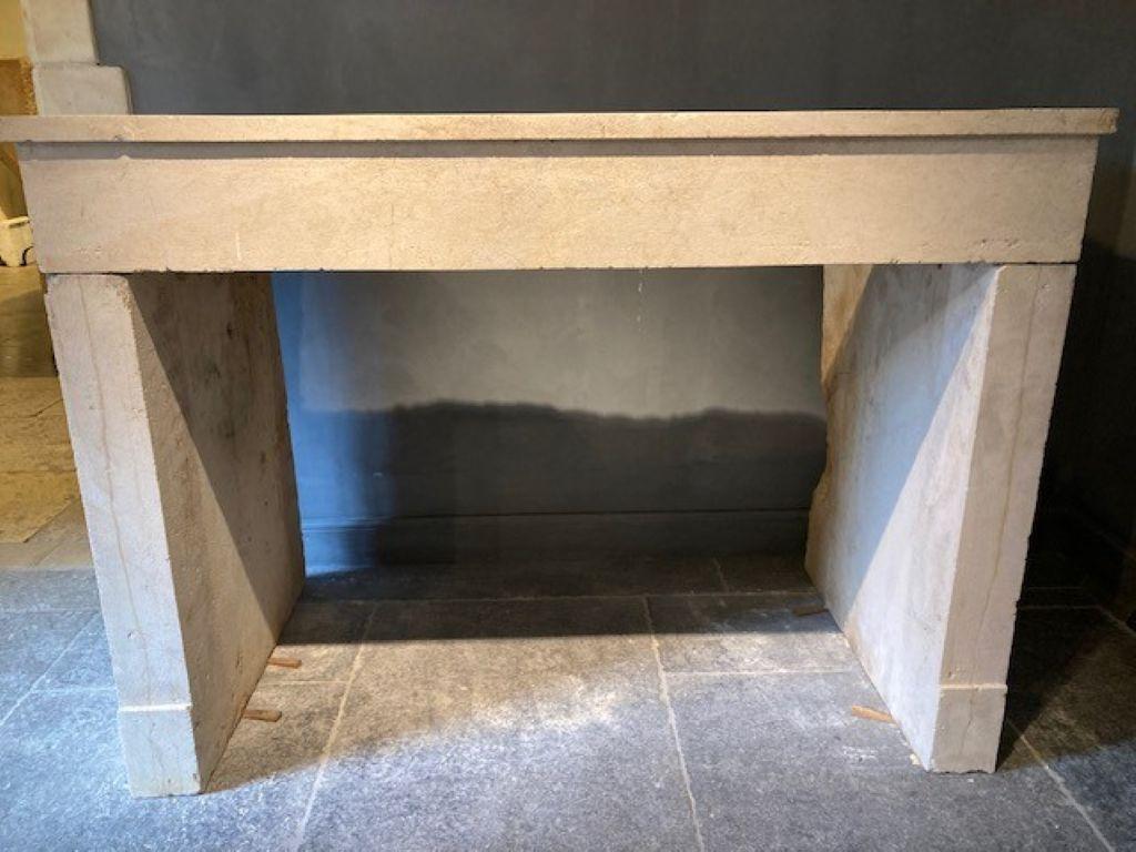 Elegante caminetto in pietra calcarea francese risalente al XIX secolo.
Dimensioni interne: 119 cm di larghezza e 84 cm di altezza
Profondità: 33cm-54cm-73cm