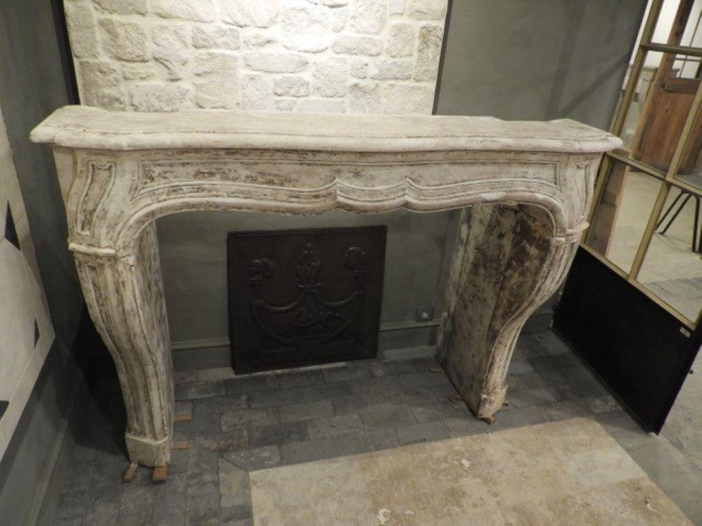19th Century French Limestone Fireplace Mantel In Good Condition For Sale In Zedelgem, BE