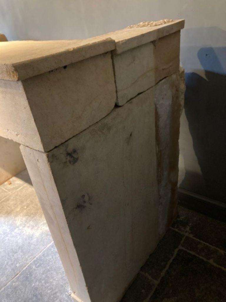 Camino francese in pietra calcarea del XIX secolo In condizioni buone in vendita a Zedelgem, BE