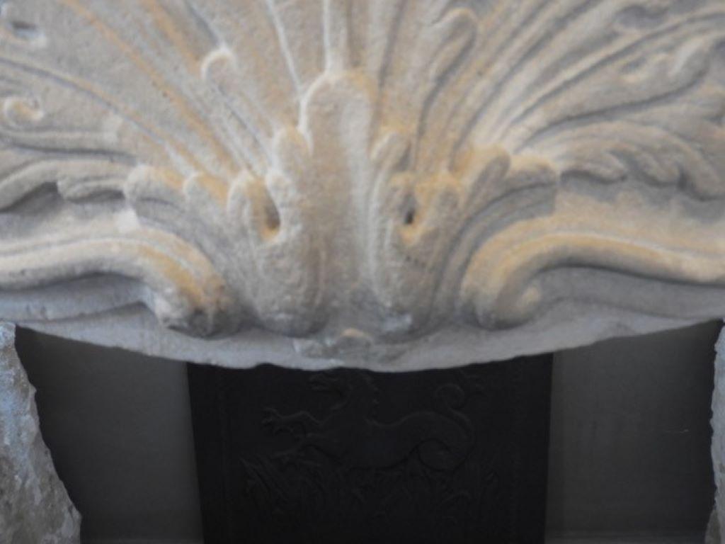 19th Century French Limestone Louis XV Fireplace Mantel In Good Condition For Sale In Zedelgem, BE