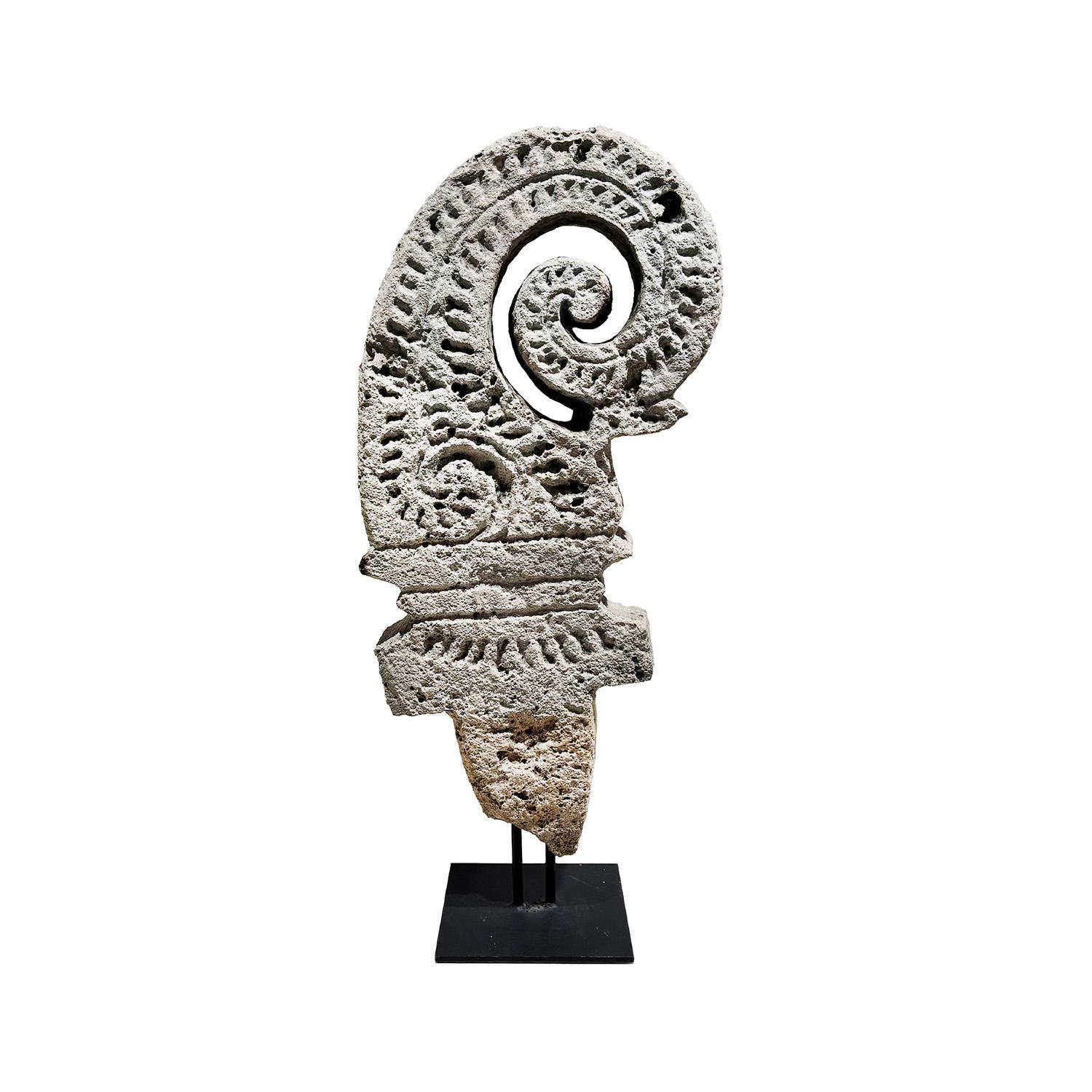 Statua reliquario francese della fine del XIX secolo in pietra calcarea scolpita a mano, in buone condizioni. Il dettagliato pezzo di arredamento antico è sostenuto da una base in metallo nero. Lievi sbiadimenti e graffi dovuti all'età. Usura