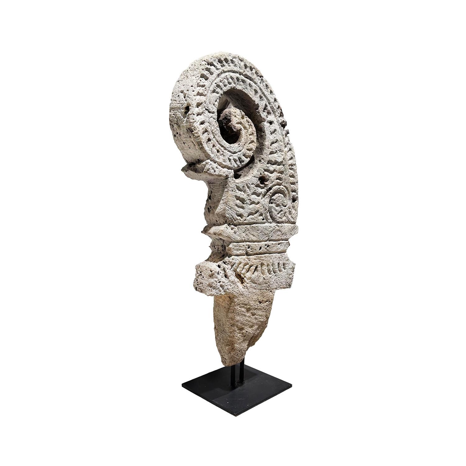 Francese Statua di reliquia in pietra calcarea francese del XIX secolo - Decorazione antica in vendita