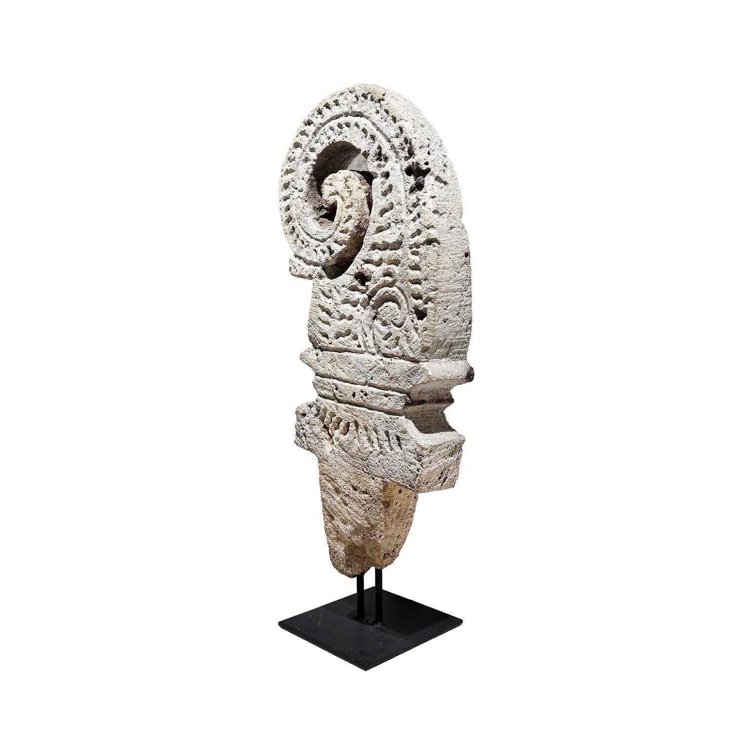 Intagliato a mano Statua di reliquia in pietra calcarea francese del XIX secolo - Decorazione antica in vendita
