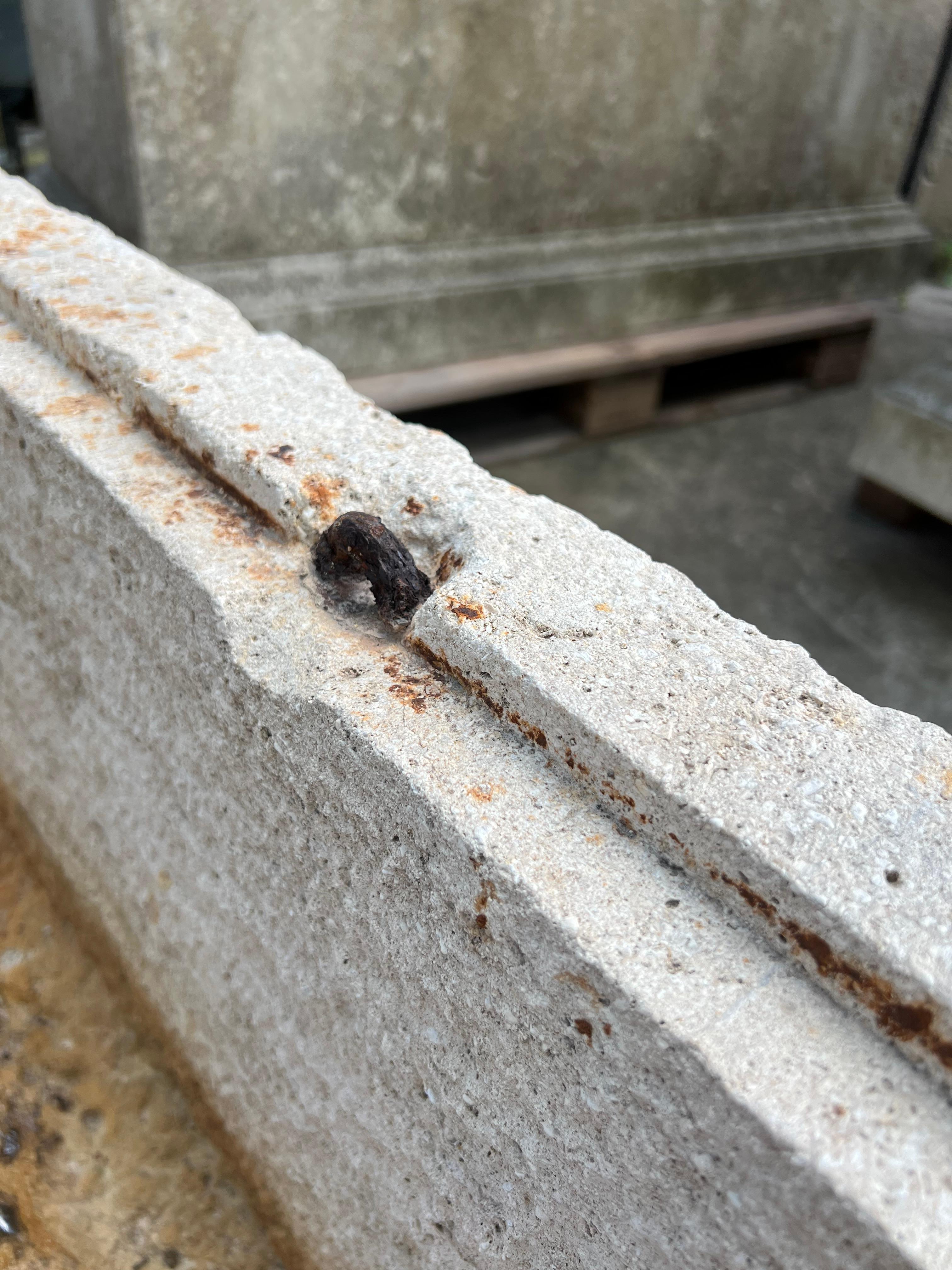 Francese Trogolo francese in pietra calcarea del XIX secolo con modanatura interna incassata in vendita