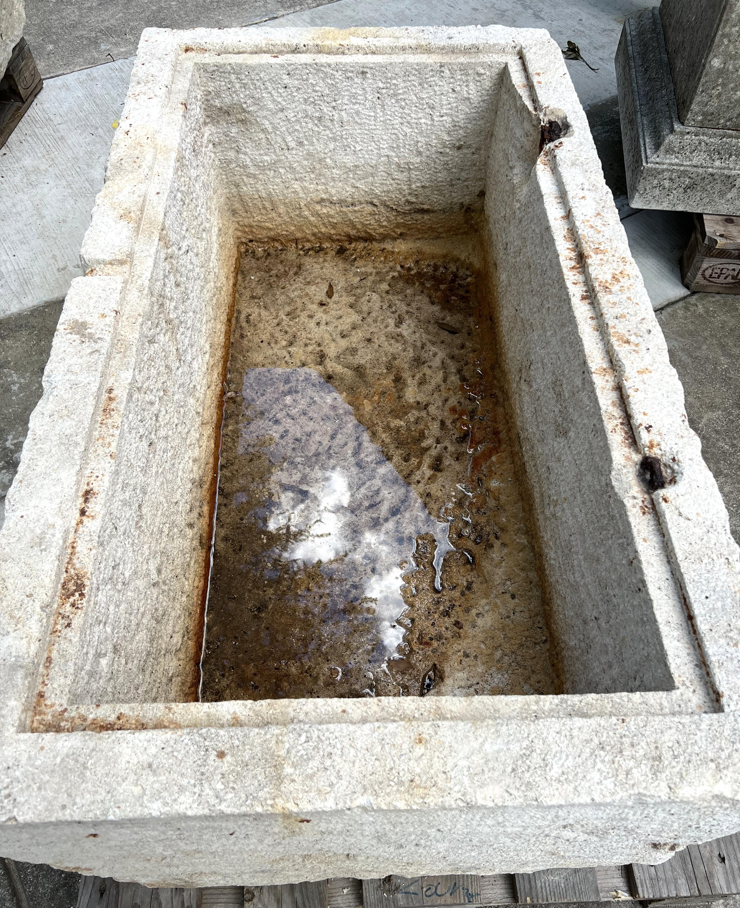 Intagliato a mano Trogolo francese in pietra calcarea del XIX secolo con modanatura interna incassata in vendita