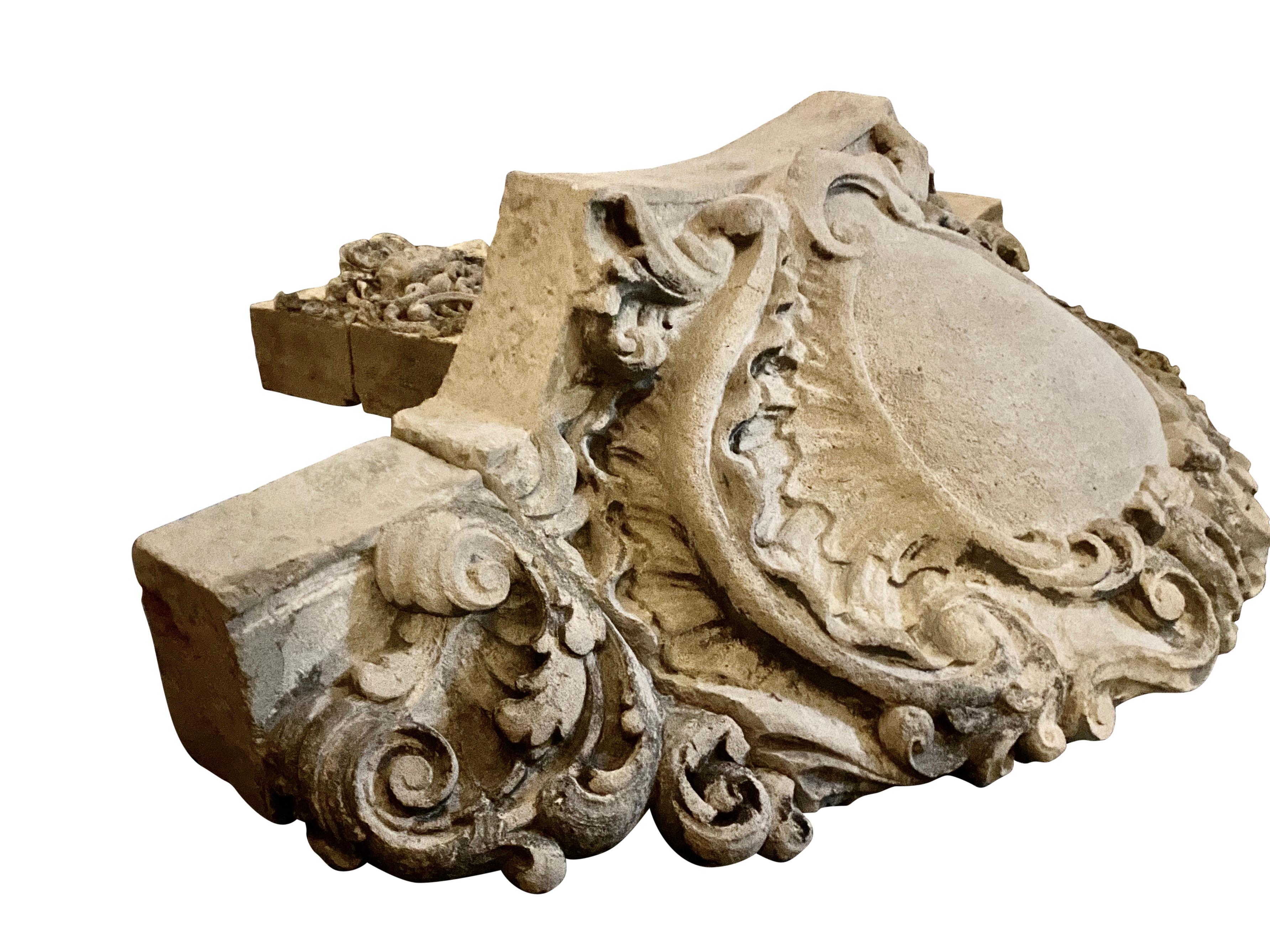 Französischer Kalkstein-Wandbrunnen aus dem 19. Jahrhundert im Angebot 1