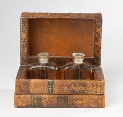 Französisches Likörset des 19. Jahrhunderts - Etui in Buchform - Kristallflaschen und Gläser