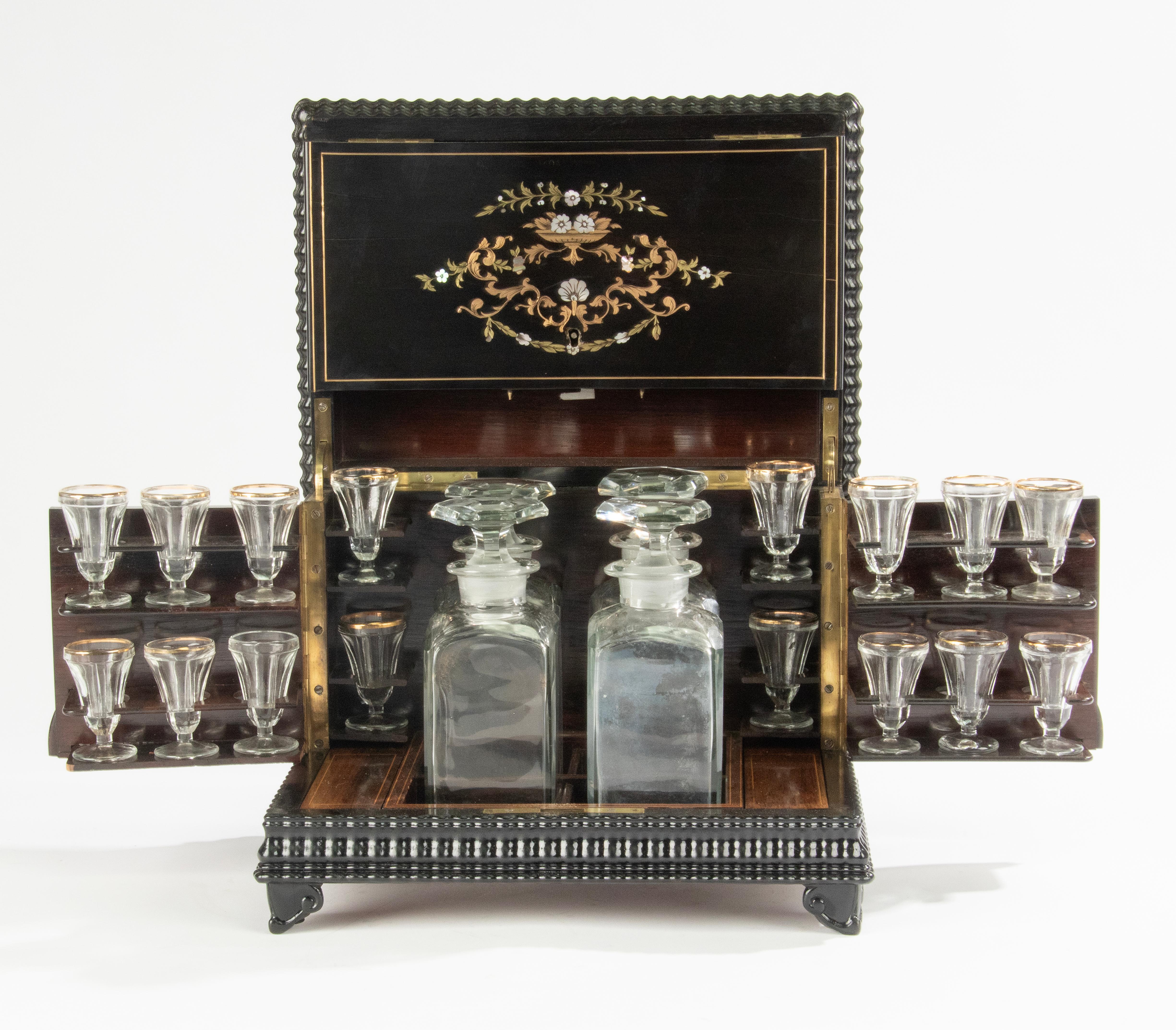 Meuble à liqueurs Napoléon III du 19ème siècle avec intérieur en cristal en vente 3