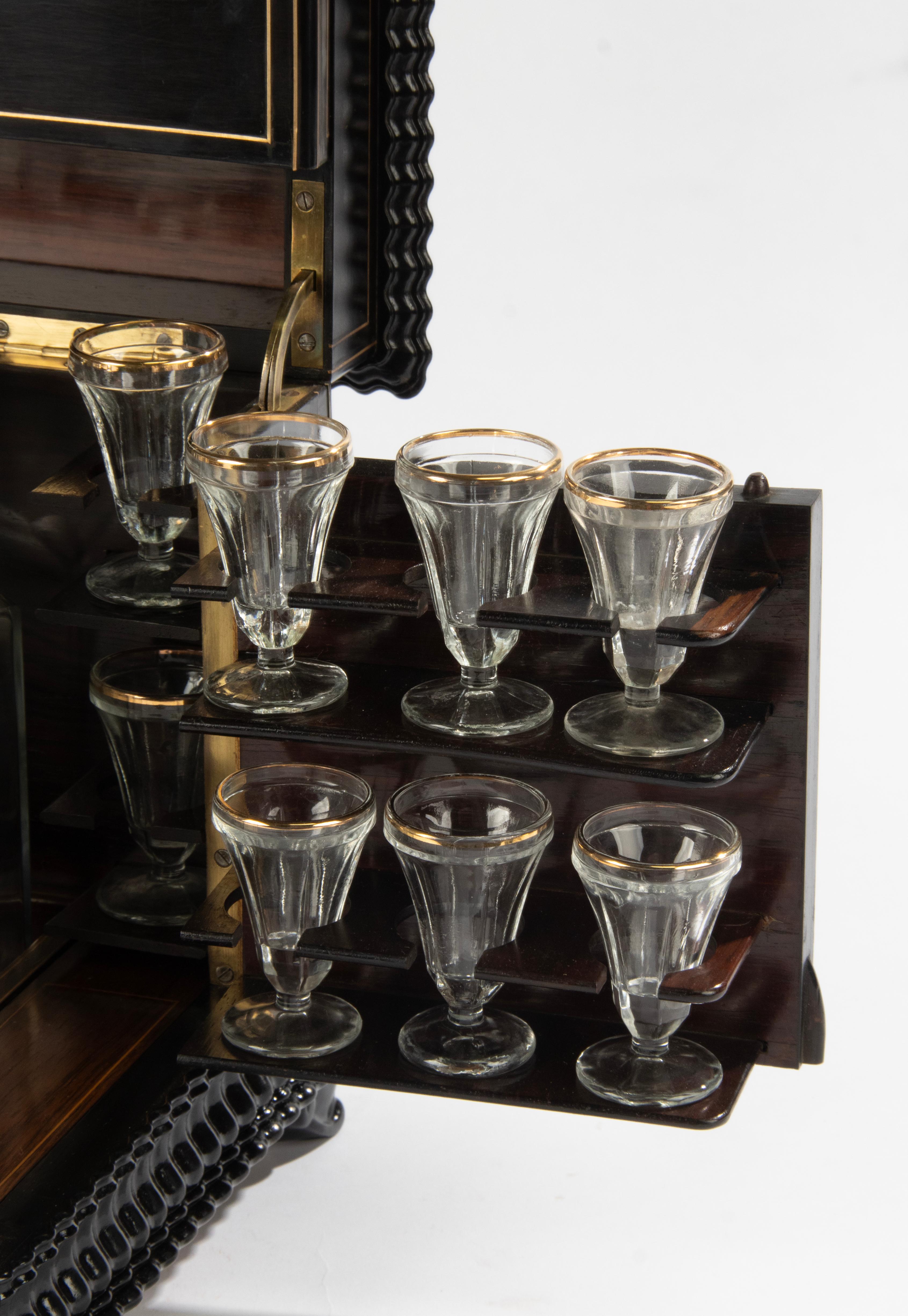 Meuble à liqueurs Napoléon III du 19ème siècle avec intérieur en cristal en vente 5