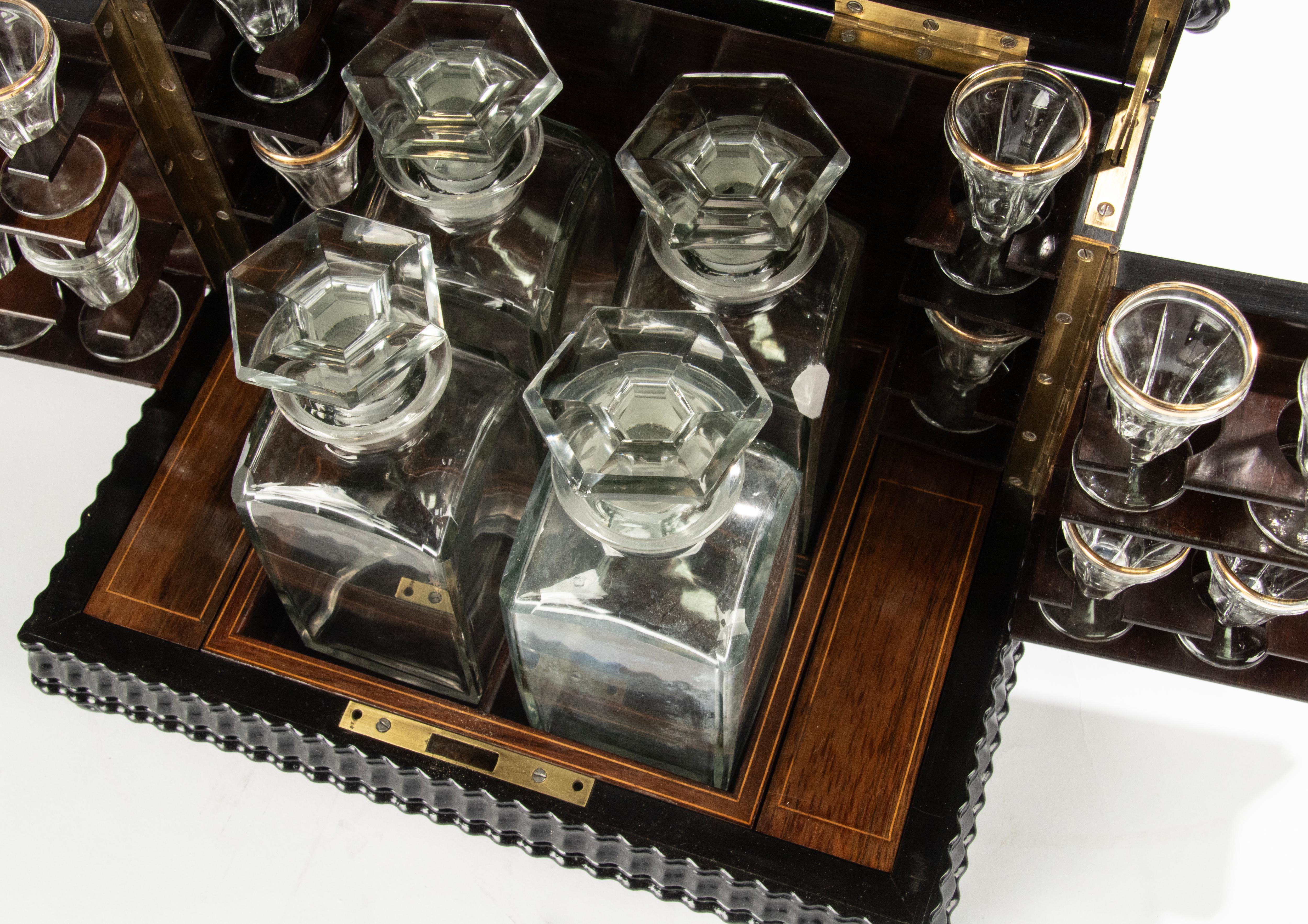 Laiton Meuble à liqueurs Napoléon III du 19ème siècle avec intérieur en cristal en vente