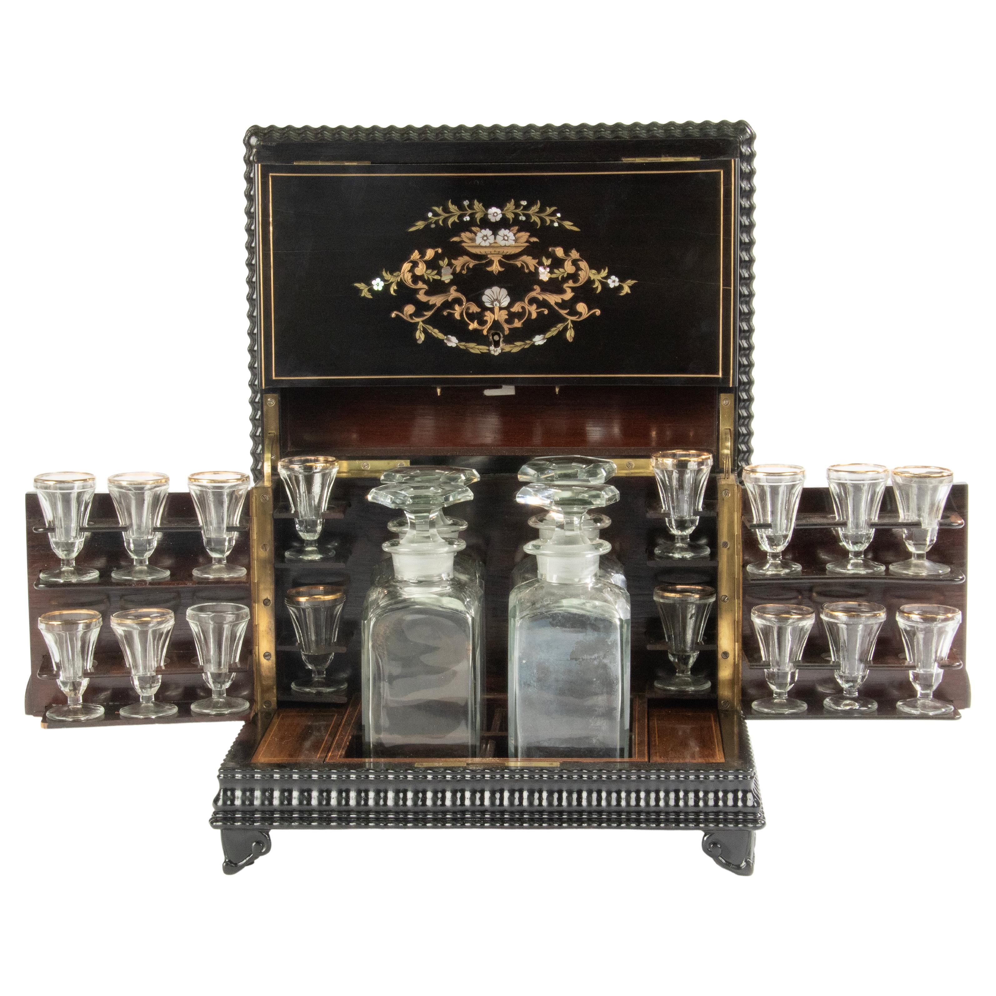 Meuble à liqueurs Napoléon III du 19ème siècle avec intérieur en cristal