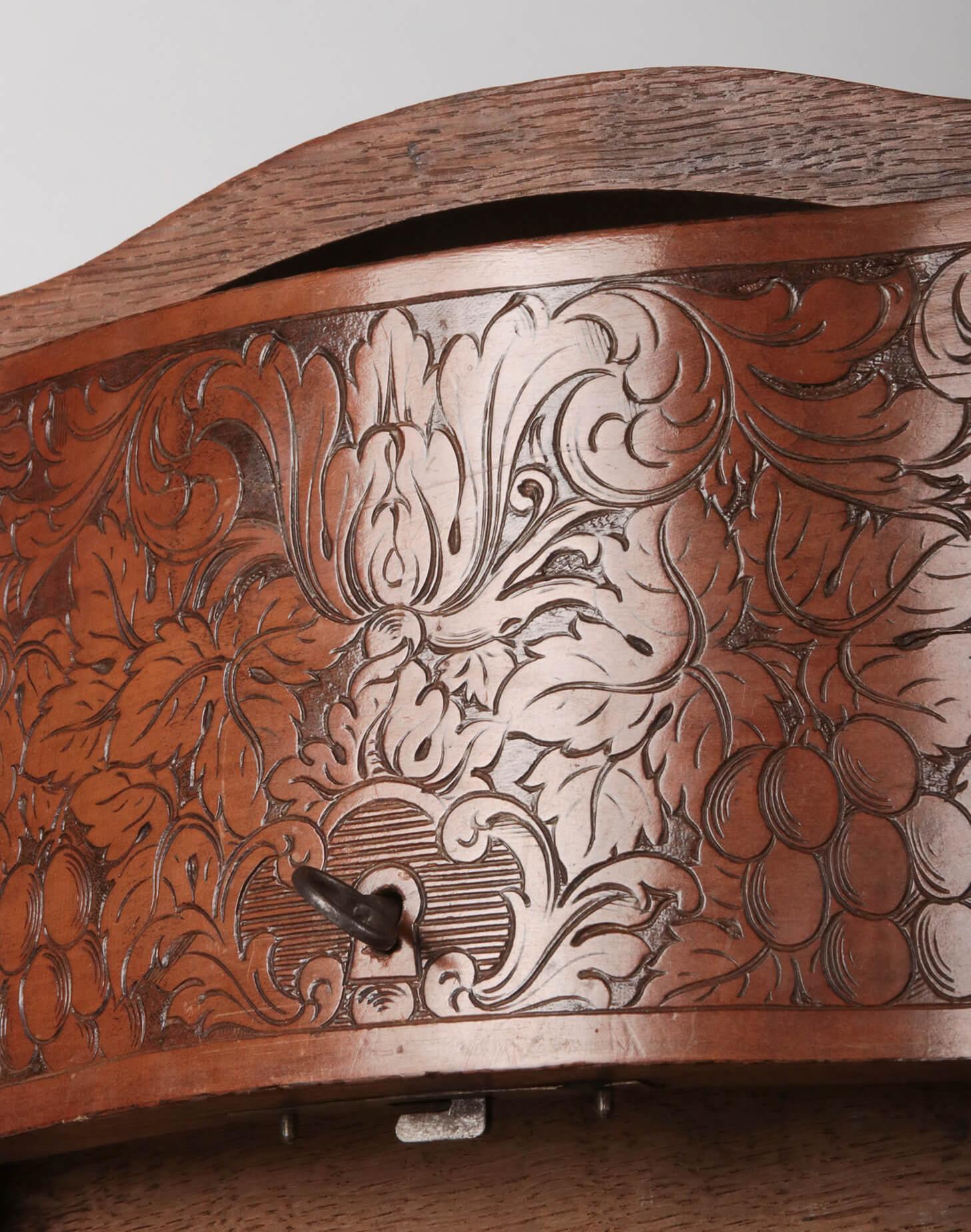 19th Century French Liquor Chest with Crystal Glasses and Decanters In Good Condition In Casteren, Noord-Brabant