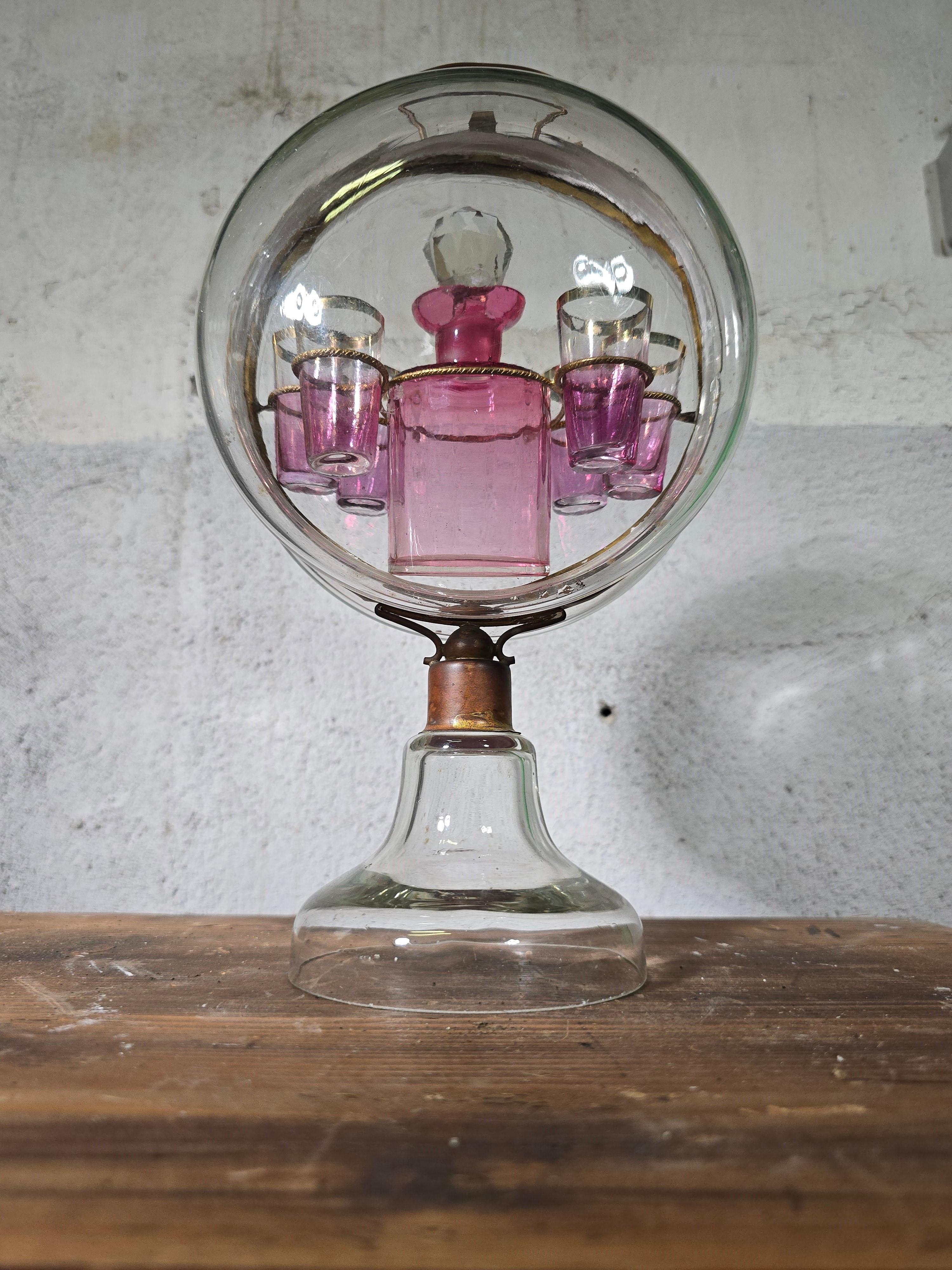 Cette élégante carafe à liqueur française du XIXe siècle est un magnifique exemple d'artisanat d'art. Fabriqué en verre soufflé, il conserve sa bouteille et ses verres d'origine, mettant en valeur des détails complexes et la beauté intemporelle de