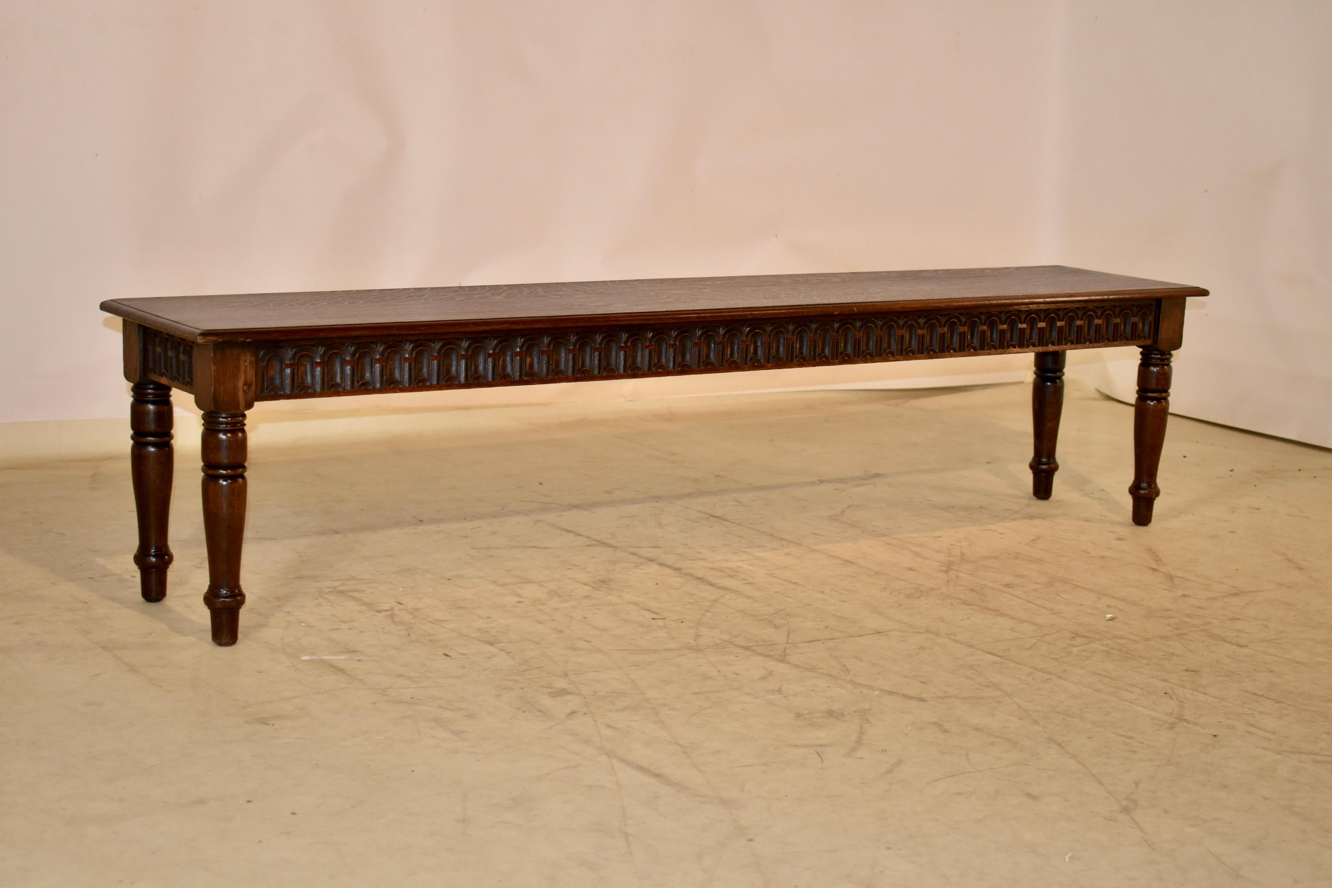 Long siège de fenêtre en chêne du 19e siècle provenant de France. Le siège est fabriqué à partir d'une seule planche. Le tablier est également sculpté à la main dans un motif de nullité et le banc repose sur des pieds tournés à la main. Il s'agit