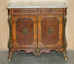 BUFFET FRANÇAIS DU XIXe SIÈCLE EN MARBRE AVEC MARQUETERIE « LOUIS » EN NOYER DE BURR ET ORNEMENTS EN ORMOLU
