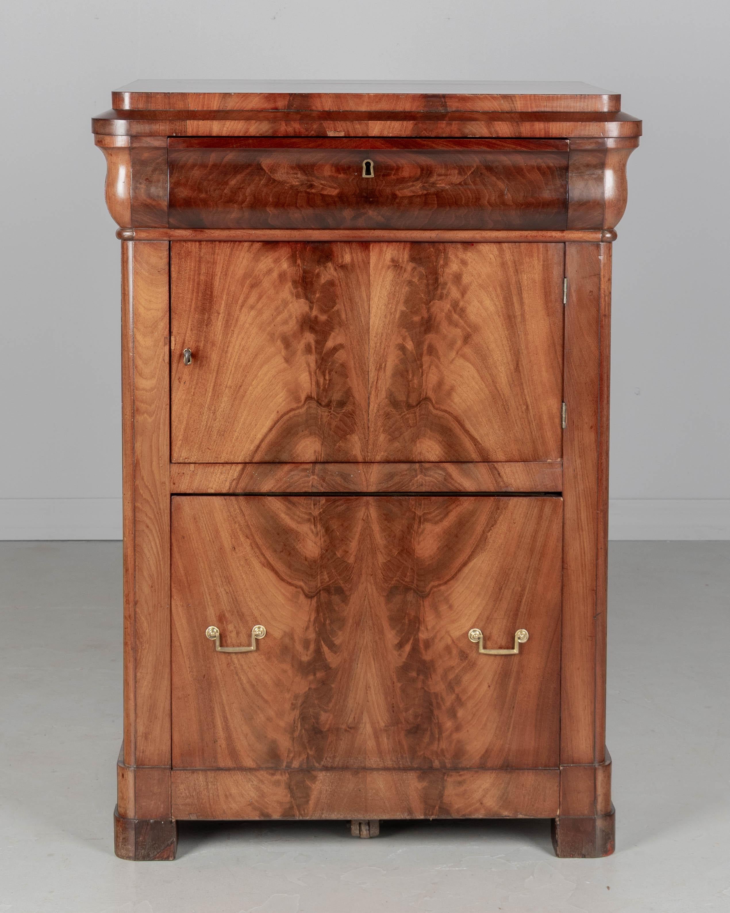 Cabinet o stand Louis Philippe francese del XIX secolo in vendita 4