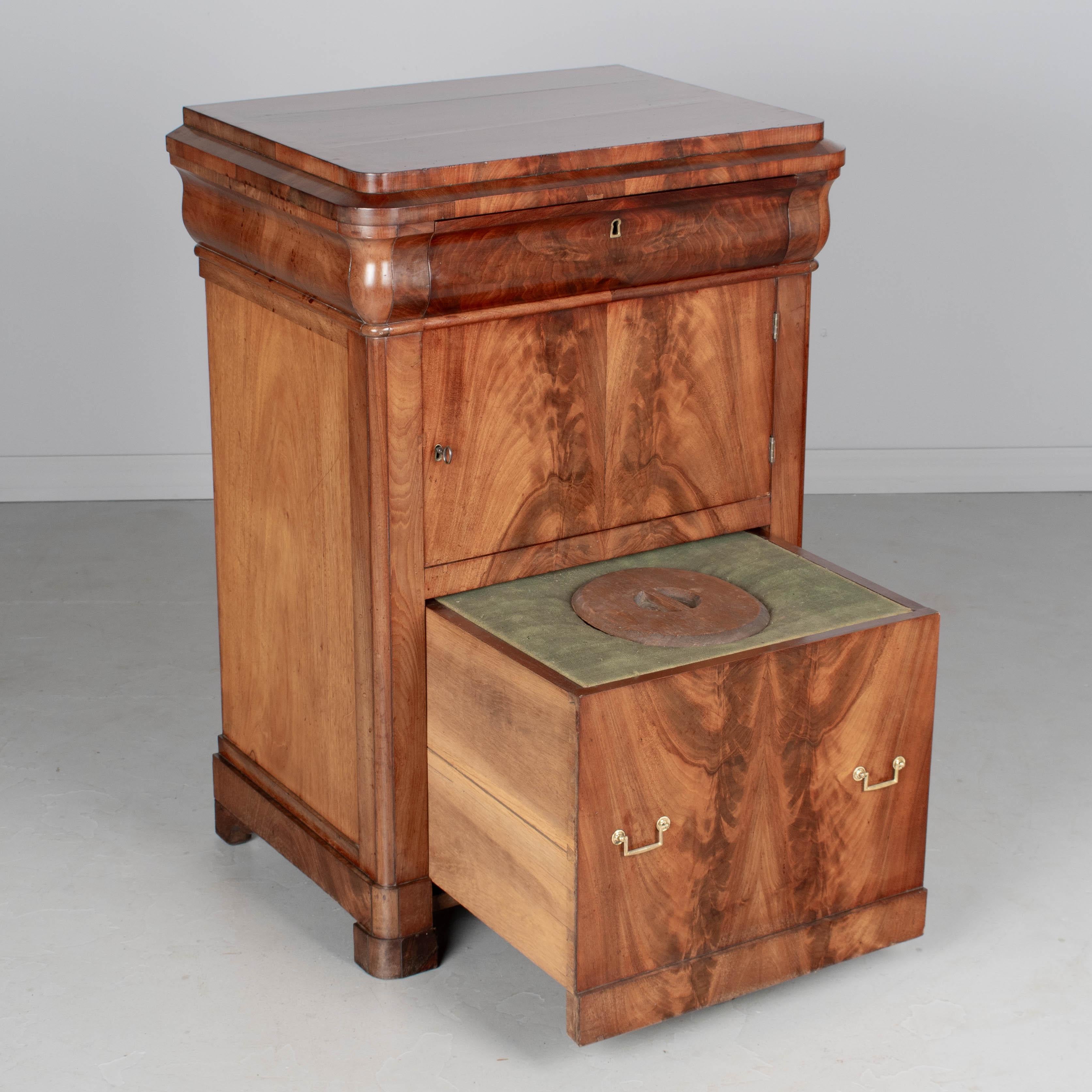 Francese Cabinet o stand Louis Philippe francese del XIX secolo in vendita