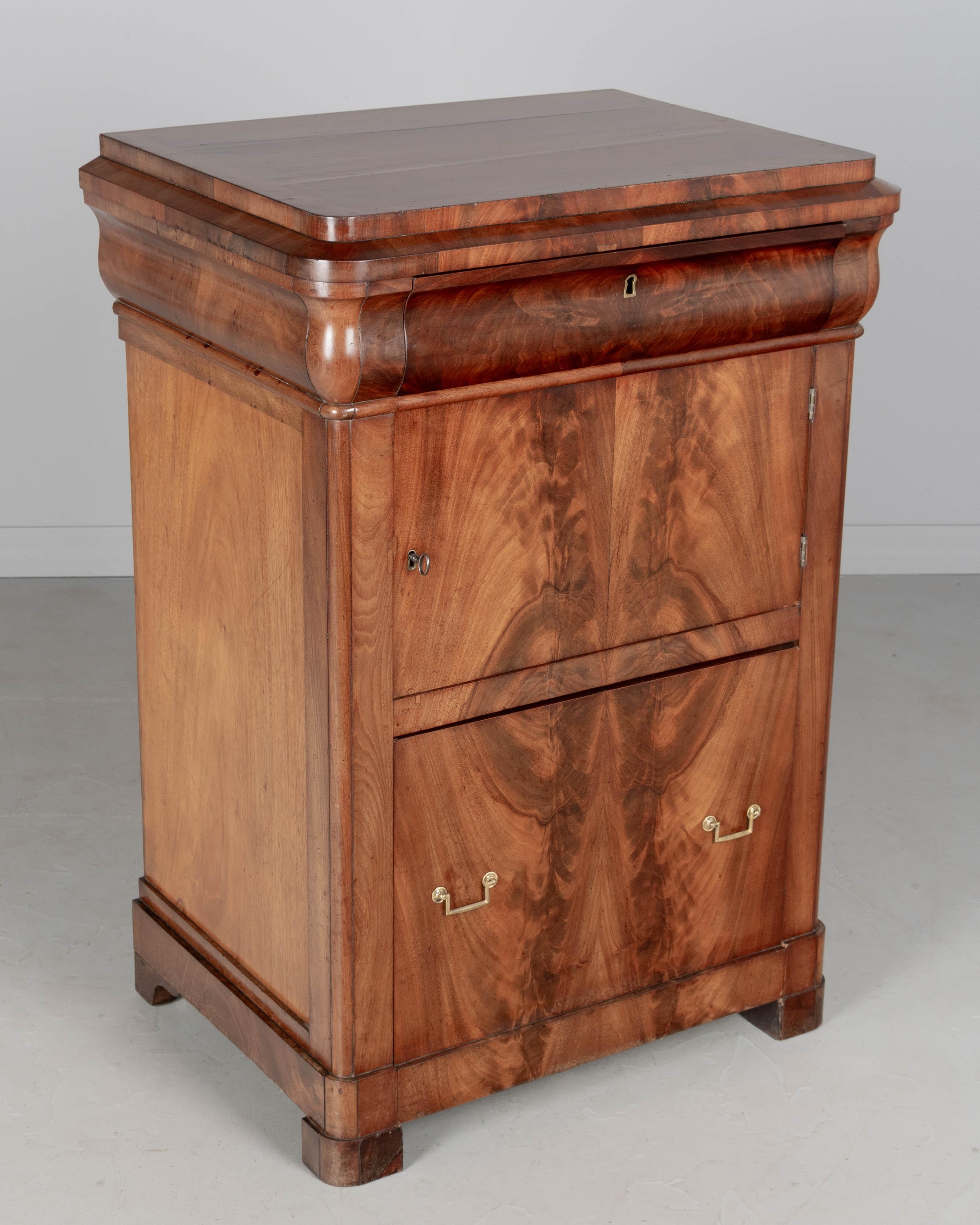 Cabinet o stand Louis Philippe francese del XIX secolo in vendita 2