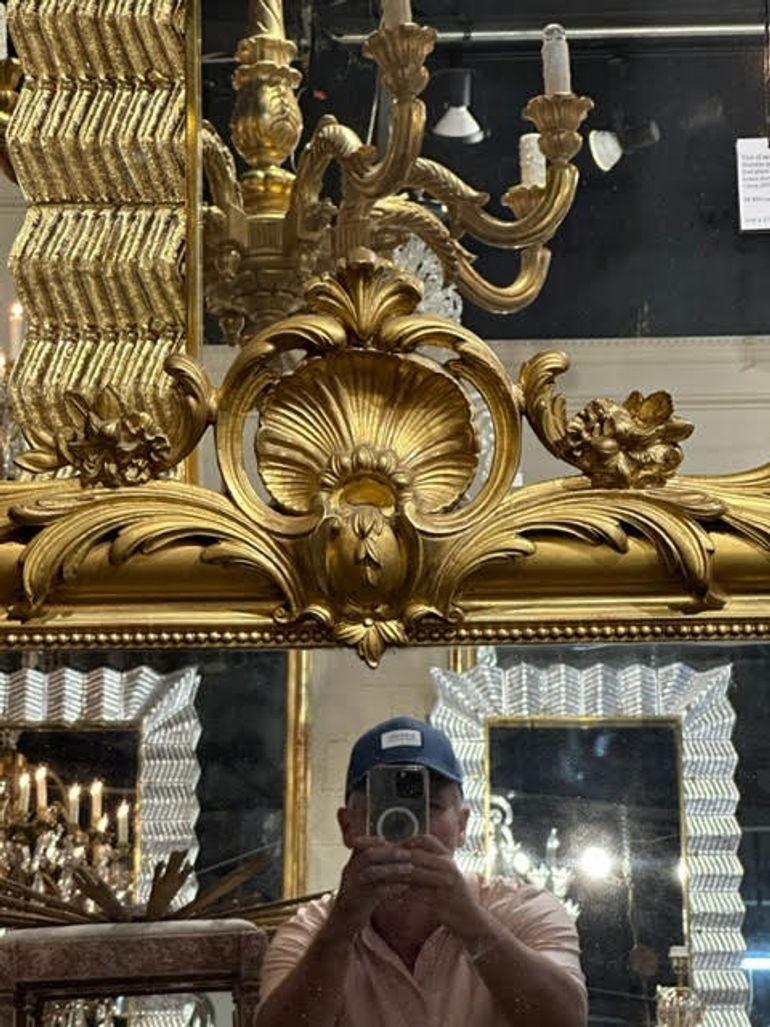 19th Century French Louis Philippe Carved and Giltwood Mirror with Crest In Good Condition For Sale In Dallas, TX